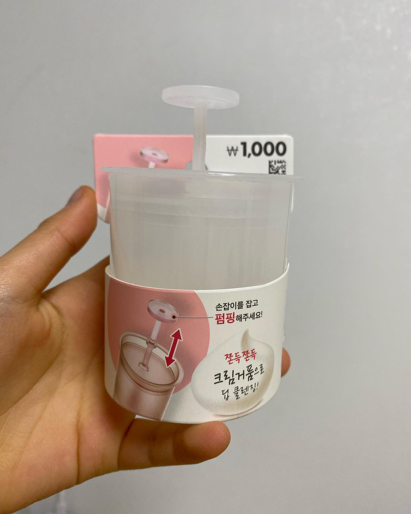 다이소 뷰티꿀템 찾기 1탄!!😚
🫧다이소 펌핑형 거품메이커🛁

오늘은 천원의 행복 다이소에서
천원짜리 펌핑형 거품메이커를 사보았는데요☺️ 저는 화장보다 화장 후 클렌징이 더 중요하다고 생각하는데요 🙂 
최소한의 자극으로 얼굴을 깨끗이 세안하기 위한 갓성비 아이템 펌핑형 거품 메이커입니다! 

표시된 선까지폼클렌징을 콩알만큼 넣어 잘 펌핑해주면 쫀득한 거품이 완성되어요🫧🫧표시선보다 더 적게 넣으면 더 쫀쫀해서 저는 대충 절반정도 넣는 편이예요😎

.ᐟ소량의 폼클렌징만으로 
많은 양의 거품 

.ᐟ쫀쫀한 거품 

.ᐟ부드러운 거품으로 손보다 자극이 덜함

천원짜리 거품메이커임에도 아주 좋았어요!
쫀쫀하고 자극도 덜해서 세안이 아주 깔끔하고 저자극으로 될 것 같네요 🧡🥰

#다이소꿀템 #거품메이커 
#펌핑형거품메이커