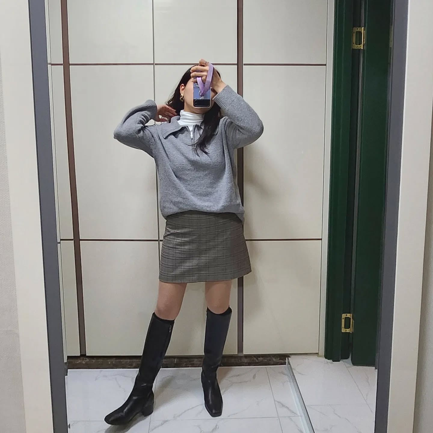 2023.02.03. 오늘의 #데일리룩 #휴일룩 
오늘은 연차여서 출근 안하는 날!😆
오늘 저희 언니네가 여행갔다가 돌아오는 날이어서 공항에 마중가기 전에 잠시 #영종도 에 바람쐬러 갔다왔어요😎
#예단포둘레길 이었는데 만조 타이밍이 맞아서 서해 아니고 동해 느낌이 물씬 나더라구요👍

🤍 #스파오 체크스커트
🤍 #빈티지니트 
🤍 #슈펜부츠 

옷 코디를 다 하고나니 뭔가 심심한 것 같아서 귀걸이를 스커트와 톤을 맞춰서 포인트로 매치!