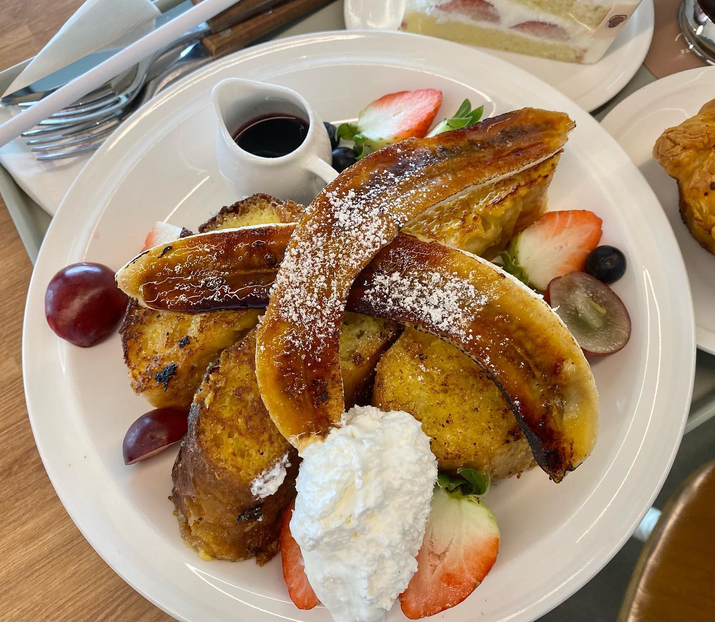 원주맛집 , 마이부티크 무실점

브런치 땡겨서 찾아온 마이부티크 !
프렌치토스트랑 미트파이 맛집😍
미트파이 겉은 바삭 속은 촉촉
깜짝놀랐움😻죤맛 !!

#원주카페 #마이부티크 #마이부티크무실점 #원주디저트 #무실동브런치 #원주브런치 #원주미트파이