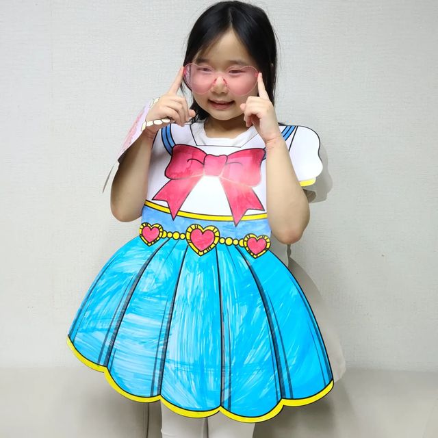 주니어배우 14살 오채아 / 10살 귀요미 오채린 on Instagram: "#협찬 #광고
대형 종이인형 드레스 색칠키트 👸 
방학때 아이랑 집에서 같이하기에
딱 좋은 대형종이옷 색칠하기 😀

양쪽으로 되어 있어서 공주처럼
드레스도 입어볼수 있어서 좋군♡

#디자인오 #대형종이옷 #드레스색칠키트
#로보트색칠키트 #종이옷 #색칠공부 #집콕놀이
#색칠놀이 #한복색칠키트 #어린이날선물
#조카선물 #딸선물 #색칠놀이 #종이옷색칠

#오채아 #아역배우 #중학생배우
#청소년배우 #주니어모델 #광고모델
#영화배우 #오채린"
