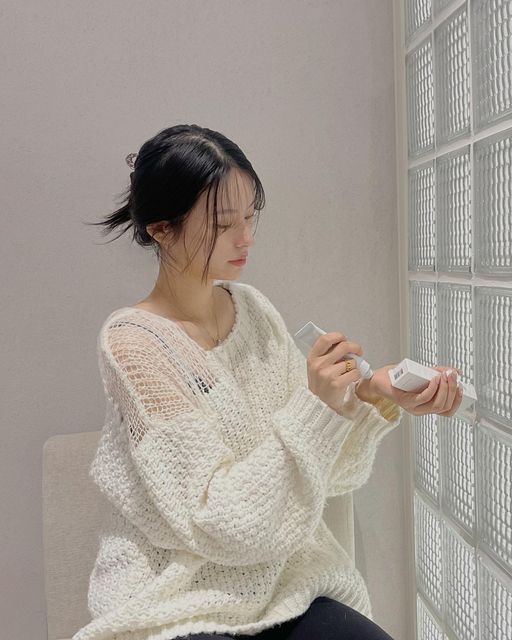 결 on Instagram: "#광고 @luafee_official 

루아페 솔리드 퍼퓸 #513
(Luafee Solid Perfume 513) 

▪️달콤한 피치&로즈향을 거친 우아한 재스민 향이 체취와 어우러져 당신의 사랑스러움을 극대화해주는 향입니다.

6-8 시간 지속력에 간편한 휴대성까지 👍

#513은 데이트룩에 잘어울리는 향이에요 
저도 데이트갈때 이 향을 애용하는데요:)
너무 사랑스러워 지는 향이에요 !

은은하게 향이 올라오는데 동작을 할때마다 향이 올라와서 힐링되는 느낌 🙂

살냄새와 어울러져 부담스럽지도 않고 기분좋아지는 향🤭"