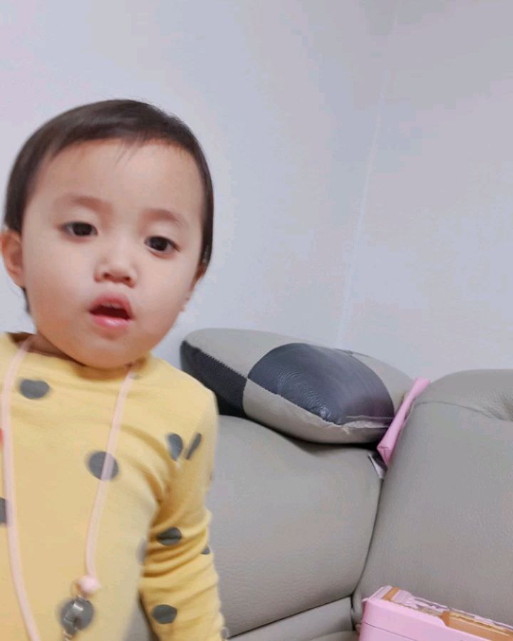 .
2023년 02월 02일
우리 만난지 1000일♡
.
우리끼리 케이크 살까 하다가 주말에 아빠오면 같이 하자하고 아빠한테 동영상 보냈는데ㅋ
.
"아빠! 나 태어난지 천일이라고!!!"
.
대꾸도 없길래 주말에 보자하고 벼르고 있었더니..
금요일에 반차쓰고 케이크 사들고 서프라이즈로 집에 들어오는 아빠!!!
양또아 기분 째짐!!!
.
.
.
양또아는 천일이 뭔지 모르니 그냥 니 생일이라고 했더니 자기가 주인공이라고 싱글벙글 세상 신났다ㅋㅋ
.
.
귀여운 우리 악동~ 사랑해~♡
.
.
.
.
.
.
.
.
.
.
.
.
.
.
.
.
.
.
.
.
#쥐띠아기 #딸둘맘 #자매맘 #태어난지천일 #4세아기 #천일아기 #양산 #육아맘 #주말부부 #독박육아 #일상