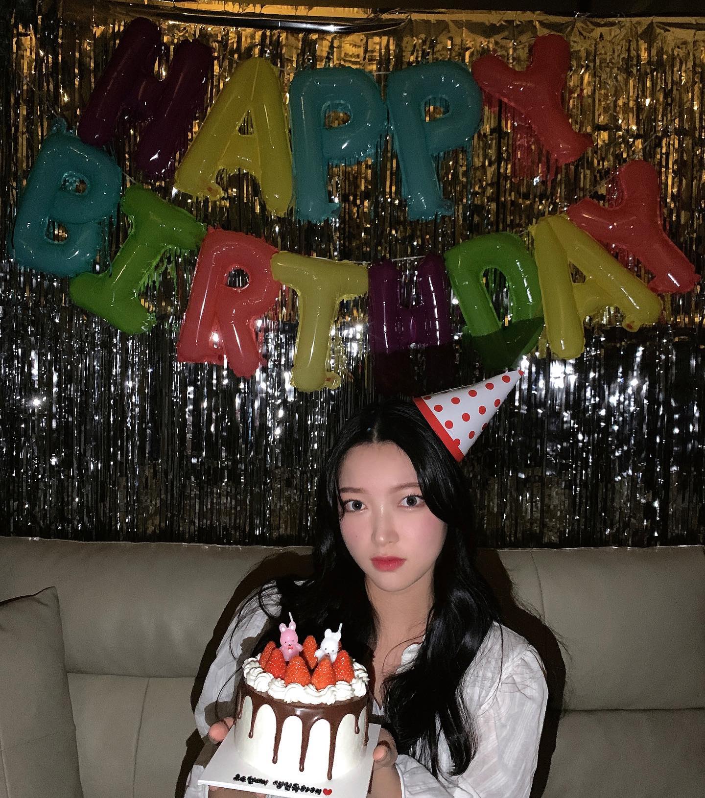 일 년 중 젤 행복한 한 달 시작 💗
내 생일 2월 한 달 내내 맞음 
12년째 행복한 민미은 
#HBD