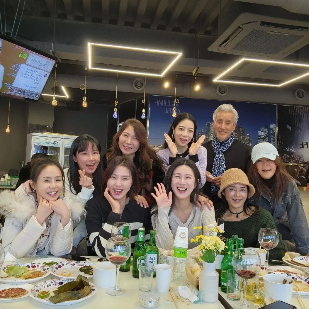 #첫줄 .
.
만남 그 자체가 평온하고 즐거웠던 시간.
함께해서 더 좋은 언니들과 수길선생님!
다음엔 더 많은 모델언니들과 함께하길바라며💜
양고기 넘나 맛난다🤩#냠냠
이 중에 나는 막내..ㅋㅋ
언니들 사랑해😍
.
#kw예술문화모델협회 #인친 #친스타그램 #모델 #model #국가대표모델 #국대모델 #럽스타그램 #일상 #모임 #맛스타그램 #양고기 #가평 #소통환영 #주말 #볼매 #먹스타그램 #양갈비 #존맛탱 #텐션업