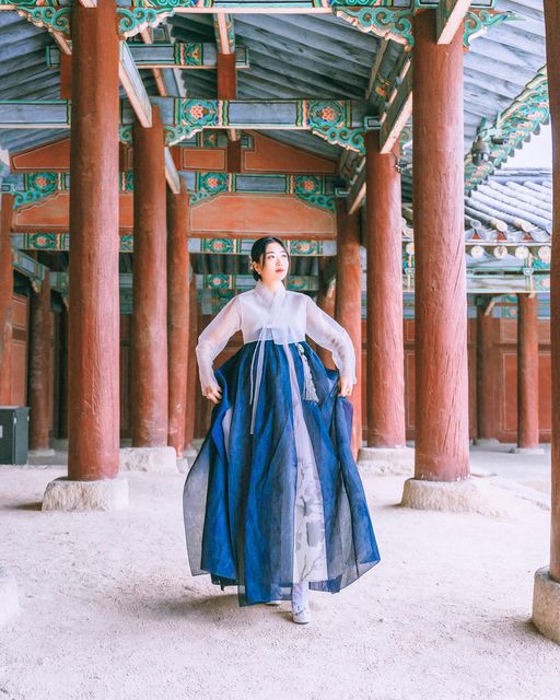 문예진 on Instagram: "최종

작가님 보정본

Photo by @shine.film 
Make up @art_baeksal 
Hanbok @hanboknam_premium 

#한복 #한복스냅 #크사나 #한복남"