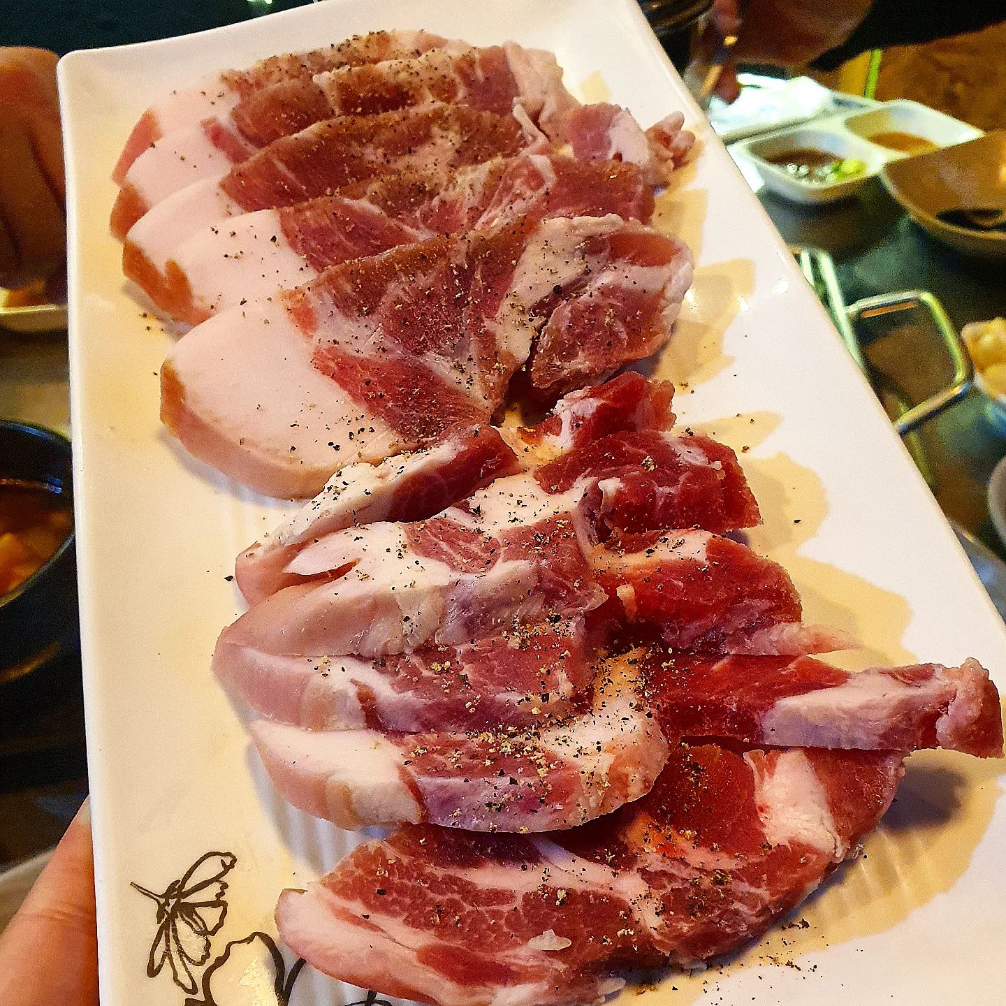 #신정네거리맛집 #도담 #특수부위맛집 
🥩🥩🥩🥩🥩

신정네거리역 숨은 맛집,,,, #돼지고기특수부위 맛집이다🍴 동네쪽에 숨어있어서 ㄹㅇ 숨은 맛집임,,,

고기 질이 너무 좋다!! 딱 봐도 질 좋은 게 느껴졌음,, 처음에는 모듬 한판을 먹었고 그 다음으로는 가장 맛있게 먹은 꼬들살 한판을 먹었다😋

고기가 아주 고소하고 쫀득한 게 별미이다 쫀득한 고기ㅠㅠㅠ 너무 좋다 ㅜ 마지막에 먹은 비빔국수도 감칠맛 있고 좋았음☺️

📍#도담
신정네거리역에서 약 6-7분 거리
서울시 양천구 신정동

📍 도담 한판 20,000
꼬들살 11,000
비빔국수 5,000

#맛스타그램 #먹스타맞팔 #먹스타그램 #맛집탐방 #맛집스타그램 #숨은맛집 #특수부위 #신정동맛집 #양천구맛집 #돼지고기맛집 #foodstagram #좋반 #좋아요그램 #좋반해요 #좋아요반사