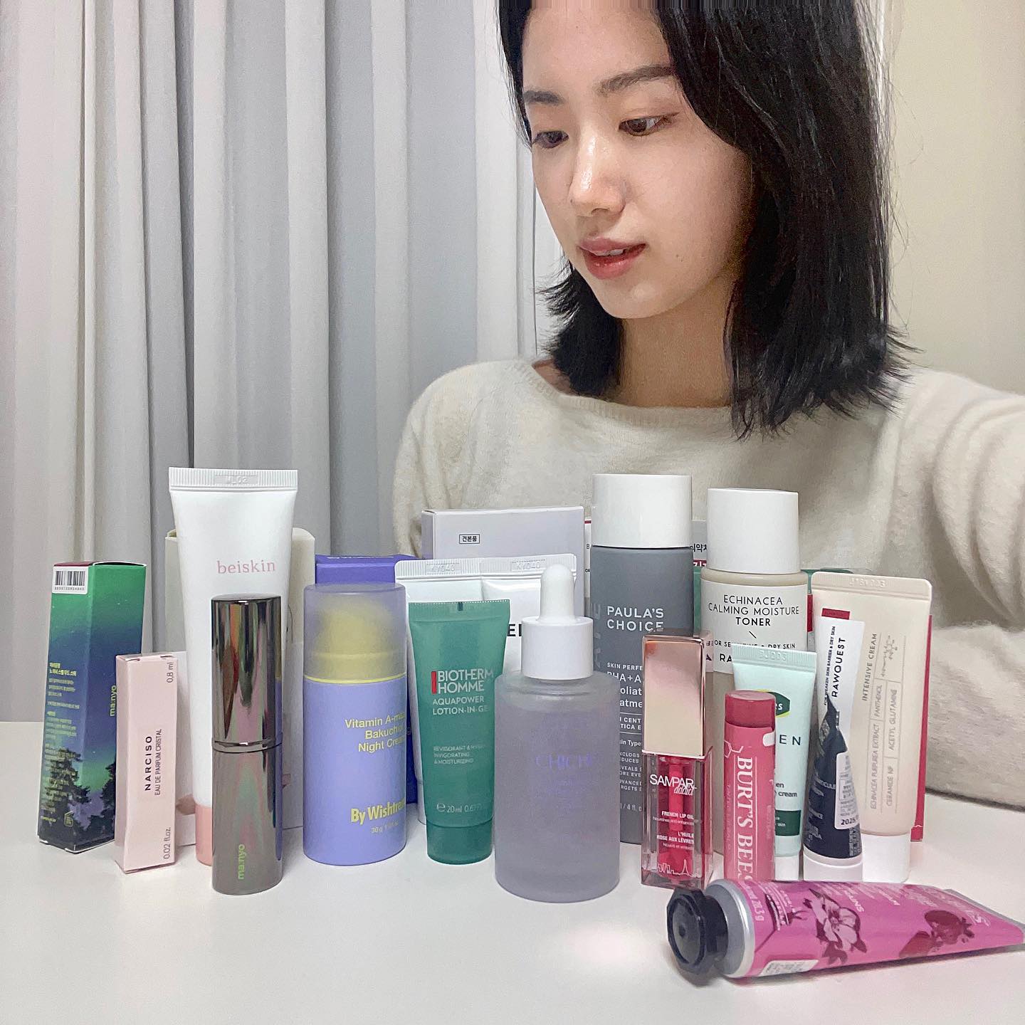 [ #협찬 ] 미리 발렌타인데이💕
초콜렛보다 더 좋은 기프트 박스 🎁

얼루어 코리아( allurekorea )에서 보내주신 14개 뷰티 브랜드 제품이 아주 알차고 다양하게 구성되어 있다🤗

이제는 마스크 해제에 날씨도 점점 따뜻해지면서  설레는 봄이 다가오고 있는 중…💓

두근두근 봄을 위해 건강하고 생기있게 빛나는 피부와 윤기있는 입술과 손을 준비하겠어 !_!
그리고 은은한 향기까지도.. 

선물 받고 며칠동안 돌아가면서 써보았는데 

💘 쌍빠 어딕트 프렌치 립오일
💘 시초 콘플라워 브라이트닝 세럼 

특히 좋아서 매일 쓰고 있는 중이다

선물 받은 제품들로 이뻐질게여 🥰
Thanks, allurekorea 🫶

#얼루어발렌타인박스 #베이스킨 #버츠비 #아크네스 #비오템옴므 #바이위시트렌드 #시초청보라잡티세럼 #쌍빠 #나르시소로드리게즈 #맨올로지 #제로이드 #노머시스펠무드스틱 #초장벽크림 #모로칸오일바디로션 #폴라초이스
