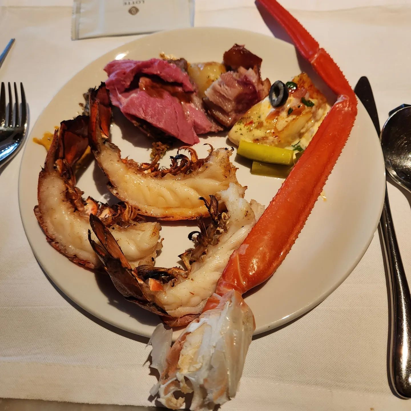 예비 시어머니,시아버지와 
예비신랑과 점심♡
롯데호텔뷔폐 라세느~
맛있어서 다이어트해야대는데 과식함..