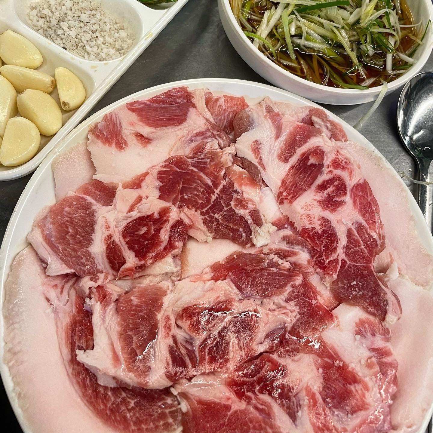 소화기를 주는 고기집이 있다!?

🔥원조마포소금구이 본점🔥

잠실 맛집으로 추천받아 간 곳인데 맛은 물론이고 재밌게 저녁을 먹고 왔습다! 맛집이라 그런지 웨이팅이 있었으나 회전이 빨라 금방 먹을 수 있습니다 😊💕
주문한 고기는 묻지마 고기! 
묻지도 따지지도 말고 맛있게 먹는 고기 같길래 당장 시켰어요ㅎㅎ 
사장님께서 친절하게 처음 오셨냐고 물어보시더니 우리 집은 특이하게 중간중간 불을 꺼야 한다고 하시더라구용? 신기하게 불이 확 올라올 때마다 꺼주니까 타지 않고 불맛만 느낄 수 있어서 정말 맛있었습니다 🥰

된장찌개에 공기밥 고기 파절이.. 최고의 궁합이었어요! 한국인이라면 무조건 좋아할 맛
다음에 또 방문하고 싶습니다! 🥩♥️⠀

✔️ 위치 : 서울 송파구 오금로11길 34 1층 원조마포소금구이
⠀
⠀
⠀
⠀
⠀
⠀
⠀
⠀
⠀
⠀
⠀
⠀
⠀
#잠실맛집 #방이동맛집 #방이동먹자골목 #원조마포소금구이 #묻지마 #묻지마고기 #송파맛집 #송파 #잠실 #롯데타워맛집 #먹방투어 #서울맛집 #서울데이트 #잠실데이트 #방이동고기집 #송파고기집