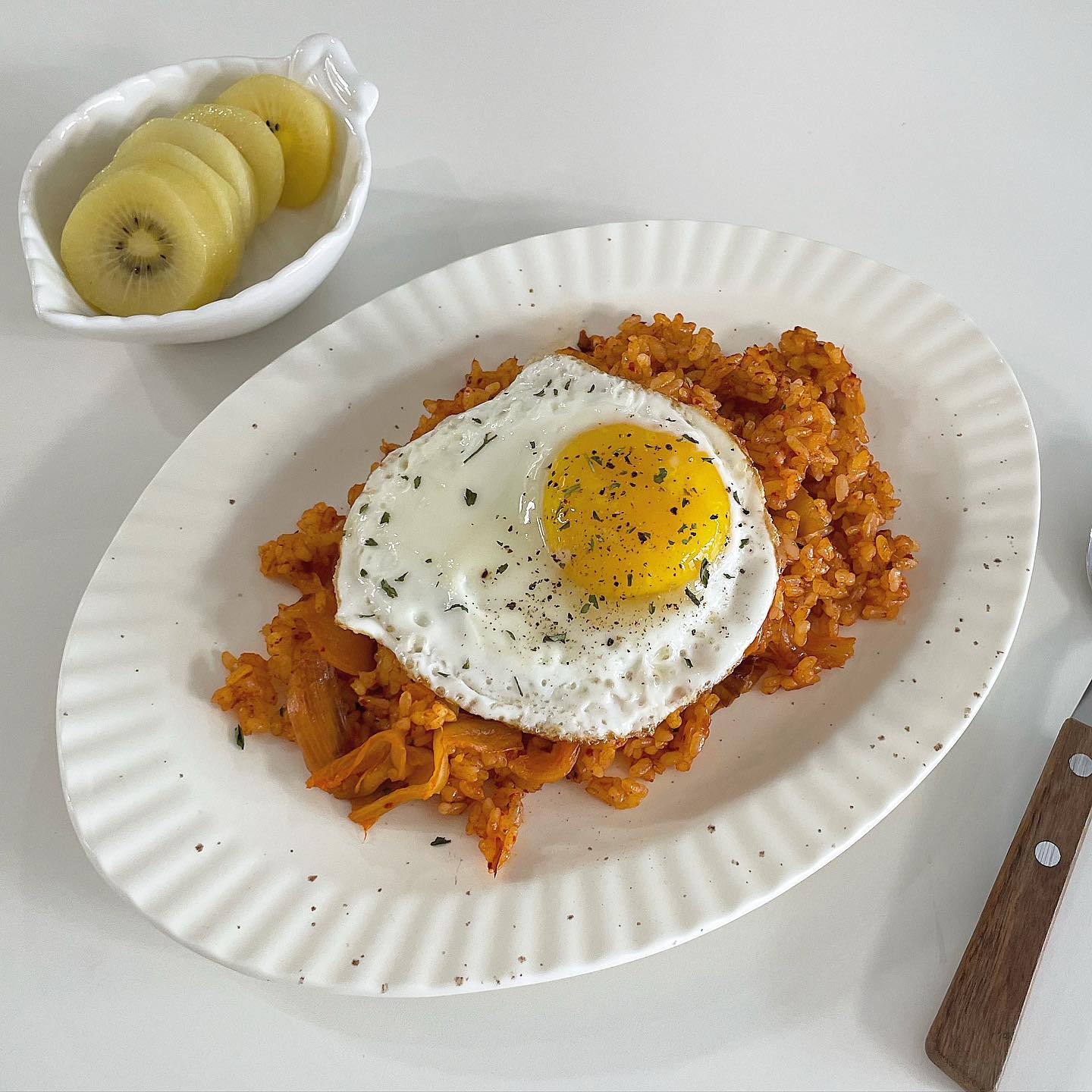 꿀맛 레시피 충김볶!! #밥도둑레시피 👇🏻
참치와 김치만 있으면 맛있는 한끼 완성!
저는 냉장고에 참치가 있어 참치를 넣었지만, 참치 대신에 베이컨, 스팸 등의 재료로 대체해주어도 꿀맛 보장입니다 🤗

📌참치김치볶음밥
▫️재료
김치 반공기, 밥 한공기, 대파1/2대, 참치1캔(100g만 사용), 식용유3T
진간장2T, 고춧가루 0.5T, 참기름 1T
달걀1개
▫️레시피
1. 김치는 가위로 잘게 잘라주고, 대파는 얇게 송송썰어준다.
2. 프라이팬에 식용유를 두르고 대파를 달달 볶아 파기름을 내준다.
3. 김치를 넣어 볶아주고 참치와 진간장을 넣어 한 번 더 볶아준다. 
*김치의 맛에 따라 진간장을 가감해주세요.
4. 고춧가루와 설탕을 넣고 김치•참치와 잘 섞일 수 있게 중강불에서 볶아준다.
5. 밥 한공기에 참기름, 통깨를 솔솔 뿌려 고슬하게 볶아준다.
6. 곁들일 달걀 후라이나, 김가루를 올려준다.

#j레시피_김치볶음밥
#김치볶음밥 #볶음밥 #한그릇요리  #남편밥상 #신혼밥상 #요리 #레시피 #점심 #점심메뉴