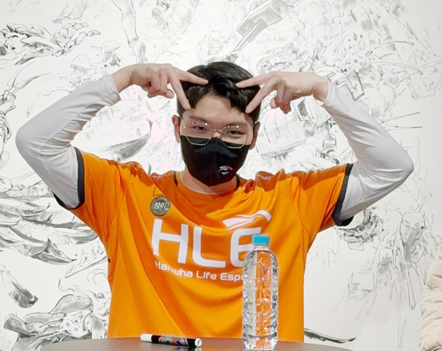 02.04 🍊오렌지데이 팬미팅🍊
승리 후 팬미팅 했어요🥺
진짜 너무 귀여워 새삼 손도 이쁜 킹겐님 이였습니다🧡