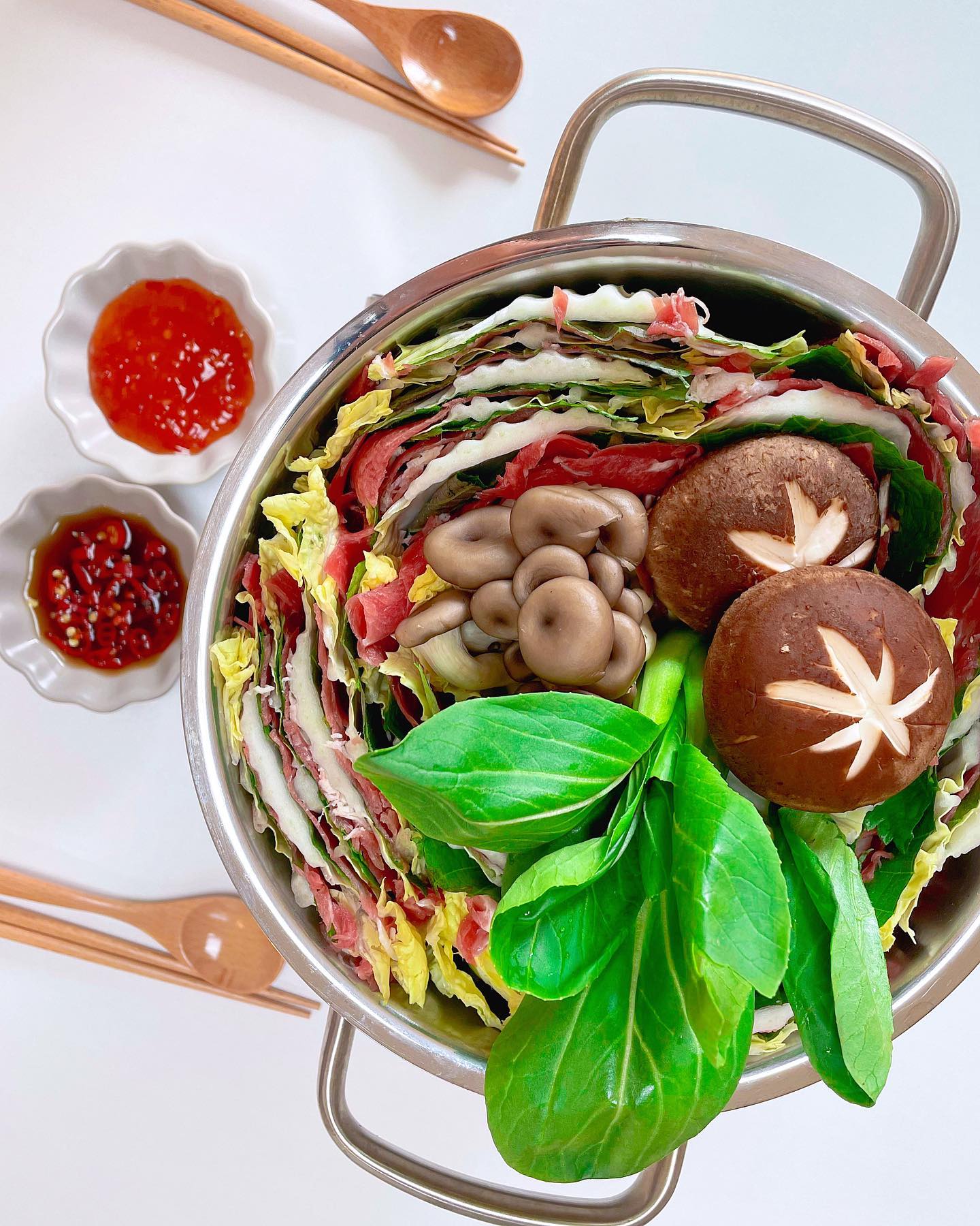 🏡 우리집 밀푀유나베👩🏻‍🍳

주말 점심은 밀푀유나베🌷
이번주는 냉털 주라 열심히 냉장고 파먹었어요😉

마지막으로 딱 밀푀유나베로 
깔끔하게 냉장고 다 파먹기 성공😘!

처음 만들어봐서
비주얼은 엉성한거 같아요🥹
그래도 맛만 좋으니 장땡❤️

벌써 아쉬운 주말이 끝나가네요😭
그래도 다음주 주말은 
친구 부부랑 캠핑가거든요🏕️

캠핑 보고 또 열심히 한주 보내볼게요🙌🏻