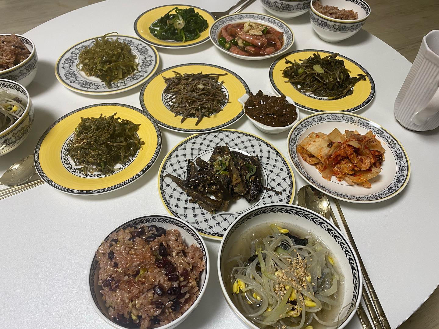 #정월대보름 #정월대보름음식 #정월대보름나물 #정월대보름밥상 
.
어제사진!😎
.
작년에는 옴마가 나물해서 줬는데 
이번에는 친정가서 먹기!
.
아빠는 모임 둘째는 약속
옴마랑 여보랑 나랑 초원이랑
.
울옴마 반찬 맛있어 하는 여보
국 두번 먹구 와구와구 잘 먹구
좋아요 좋아요😋
.
#내더위사가라 #내더위사가세요 #👋🏻