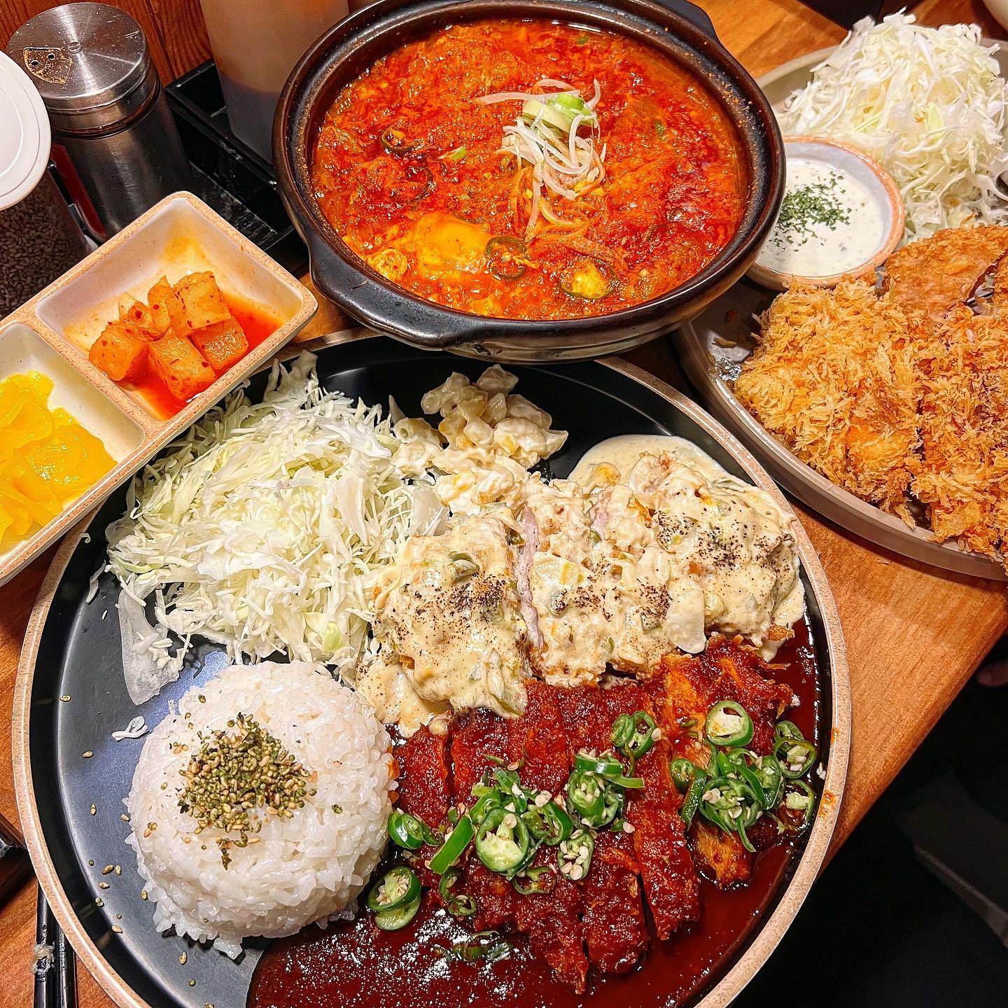 홍대 카츠업🍖 #협찬
.
프리미엄 돈카츠맛집 카츠업
집근처에 오며가며 볼때마다 항상 사람이 많아서
궁금했는데 드디어 그 궁금증을 풀고옴😆
메뉴는 대표메뉴인 맵크반반카츠, 김치카츠나베와
다양한 메뉴를 맛볼 수 있는 모듬카츠로 주문함🧾

#맵크반반카츠 는 매운소스와 크림소스가
반반씩 뿌려져서 나오는 돈카츠인데 이게 조합이 완전 꿀조합👍
매운소스는 너무 맵지않을까 살짝 걱정했는데 딱 적당한 매콤함에
크림소스도 꾸덕한 소스라 넘 취저였고
#김츠카츠나베 는 국물이 찐한 김치찌개에 돈까스 담궈먹는 맛?
국물이 진짜 웬만한 김치찌개 전문점 못지않음ㅋㅋㅋㅋ🤣
김치찌개 덕후 남자친구가 너무 맛있게 먹었고
한식 덕후들은 무조건 좋아할 맛이었음💕
#모듬카츠 구성은 등심+안심+치킨카츠+새우튀김인데
양이 엄청 푸짐하고 종류별로 다 맛볼 수 있는 점이 좋았다
돈카츠 안에 고기식감은 엄청 부드러웠고 튀김은 느끼하지않고 깔끔했음👍

요즘 물가에 1만원도 안하는 돈카츠 메뉴에 장국, 밥, 샐러드는 무한리필이라 가성비도 좋고 메뉴 모두 맛있었다😋