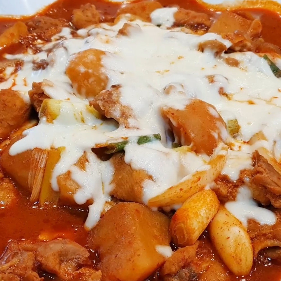 #음식제공 #수탉본점 #치즈찜닭
😋짭쪼롭한 찜닭과 🧀치즈의 만남💗
나 수탉본점 #스페이스워크맛집 인디,
내 동년배들 다 안다-
⠀
닭보쌈도 맛있지만 찜닭도 맛있어요😻
반마리부터 한마리반까지 선택가능하고
1인뚝배기 찜닭도 있어서 혼밥도 가능💕
순한맛, 보통맛, 매운맛, 많이 매운맛
4단계 매운맛도 선택가능하니
맵찔이분들 츄라이츄라이
과일 후식, 식혜 한잔으로 식후식때리면
그거시 극락-👼
20년 노하우가 담긴 손맛이 궁금하다면
츄라이츄라이
맛이 있는가? ⭕친절한가? ⭕
부모님 모시고 가기에도 좋은 곳이라 그저 추천봇🤖윙-치킨
계속 찾는 이유가 있는 곳 #포항수탉본점 💖
⠀
#포항찜닭 #장성동찜닭 #포항치즈찜닭 #원조닭보쌈
#포항닭보쌈 #포항장성동맛집 #수탉본점 #스페이스워크주변맛집
#스페이스워크맛집 #생생정보통 #포항찜닭맛집