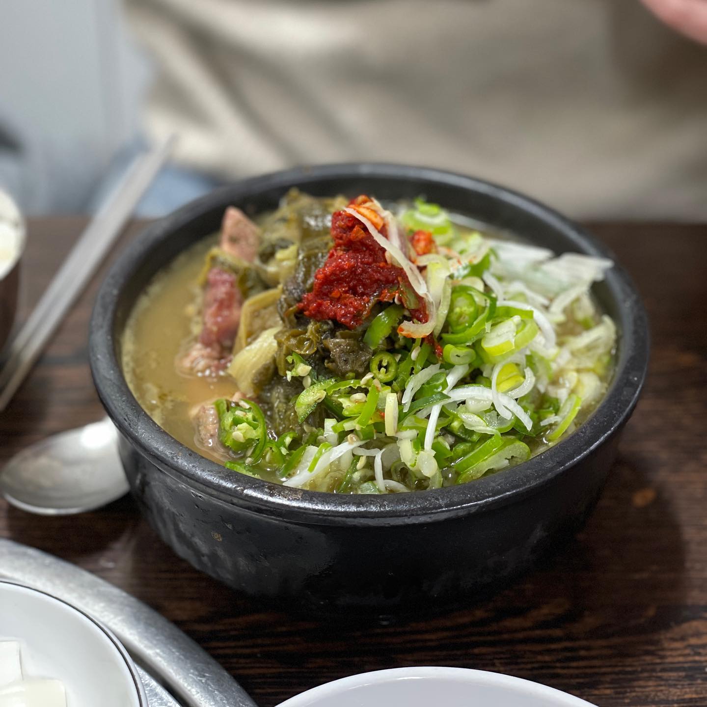 찐찐찐 해장국 맛집..!
옛날 국밥st의 된장베이스에 
우거지랑 양지 선지 넉넉히 들어가구
특으로 시키면 뼈해장국 고기 올라가는데
엄청 야들야들하고 맛있었다

#동대문역사공원역맛집 #DDT #진짜해장국대화정