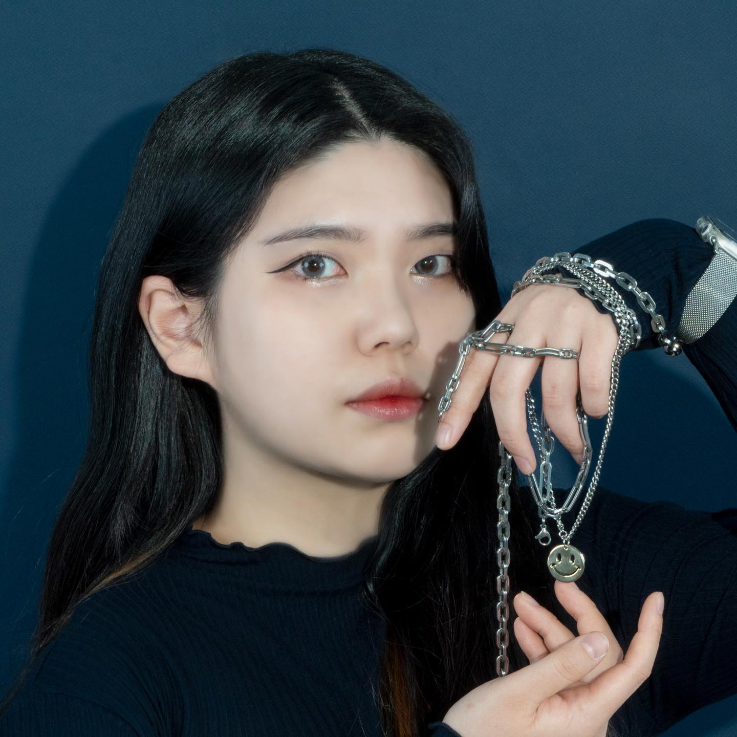 이번에 새로 오픈한 💫Hxxs Studio💫
서면 전포에 위치해서 찾아가기도 좋았고, 무엇보다도 1:1로 촬영하다보니 고즈넉한 스튜디오에서 나한테만 맞춰서 찍을 수 있는게 너무좋았다🥺
_
처음 제대로 된 컨셉 프로필 촬영이였는데 1:1촬영이라서 민망하지도 않았고, 메이크업 부터 내 톤에 맞는 배경지랑 컨셉 가이드까지 너무너무 편하게 촬영할 수 있었습니다🫶🏻
_
게다가 오픈이벤트까지 진행했다고 하는데..! 이번에 증명사진은 16장에 보정본 3장 모두 액자에 담을 수 있는 큰 사진까지 선물로 주셔서 진짜 너무너무 감사합니다🎁🤍
말로는 다 표현 못할 센스 넘치는 메이크업, 디렉팅, 보정까지 사진 한장으로 정의하도록 하겠습니다. 사진은 여기다.
_
전포 사진관은 💫HXXS studio💫
👇🏻프로필•증명사진 맛집👇🏻
hxxs_studio 
👇🏻사진이 친절하고 예쁜 작가님👇🏻
후스 그 잡채 im_hxxs