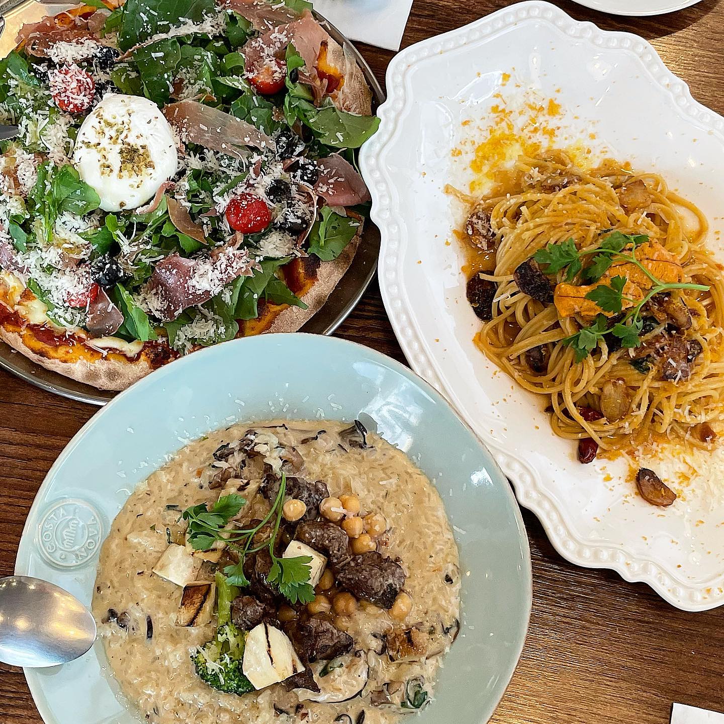 [동두천] RAGU

프로슈토&루꼴라 피자, 성게알 파스타, 스테이크&버섯크림 리조토

이태리 식당인 RAGU
신선한 야채와 하몽이 듬뿍 올라간 화덕피자 위에 부라타 치즈를 추가하여 파파존스 저리가라인 맛집✨
완전 fresh해요! 원픽👍🏻

성게알 파스타는 오일파스타 위에 성게알이 얹어져 녹진한 파스타의 맛을 즐기실 수 있어요
값이 비싼 성게알이다 보니 성게알 양이 조금 들어가있,,ㅠㅠㅠㅠ

부드러운 큐브 스테이크가 잔뜩 들어간 리조토는 스테이크 고기가 너무 부드러워 이가 약한분들도 씹고 뜯고 맛보고 즐기실 수 있어요!😜
하지만 소스 베이스가 크림이다보니 좀 느끼한 감이 있긴 하더라구요
사장님 피클 추가요🙋🏻‍♀️

모든 메뉴가 맛있지만 화덕피자 꼭 드셔보세요 완전강추❣️