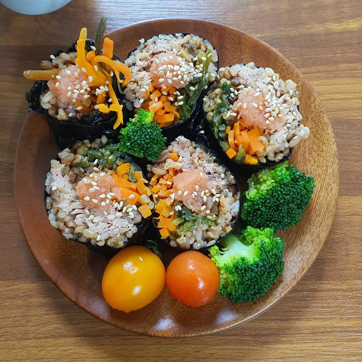당근참치김밥(#두잇테이블)
모처럼 휴일이라 좋아하는 당근 참치 감밥 만들어서 점심 먹었어요.김밥은 언제 먹어도 좋은거 같아요😀

마켓컬리에 덕화명란이 튜브형이라 편할까 같아서 구매했는데 짜지않고 괜찮은거 같아요^^
오후에는 산책좀하고 여유있는 시간 보내야겠어요🚶‍♀️
휴일잘 보내세요~

#참치김밥 #당근라페 #다이어트김밥 #김밥 #다이어트 #다이어트식단 #다이어트레시피 #다이어트요리 #건강 #만보걷기 #운동  #diet #dietfood  #gimbap #health #kfood