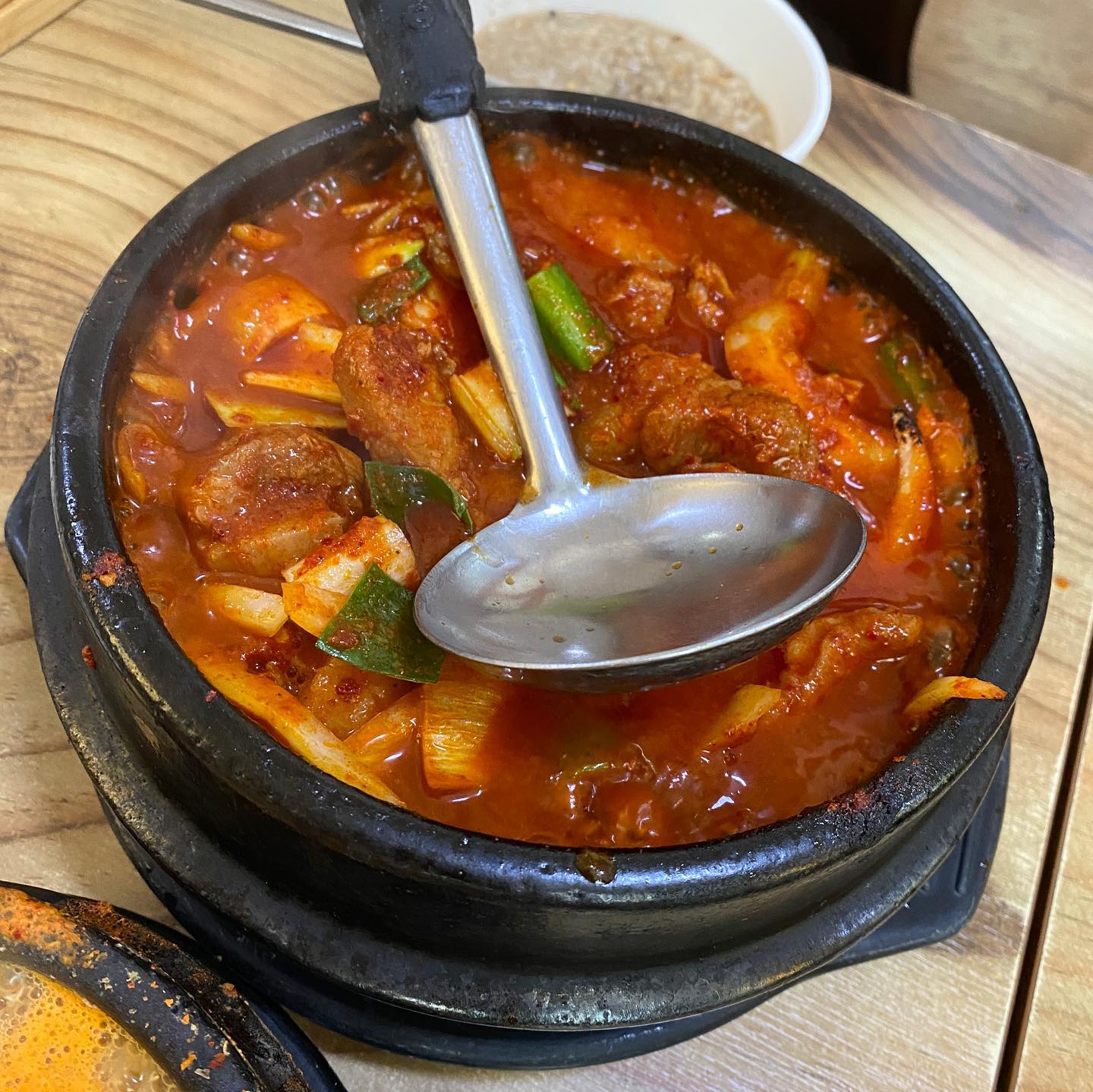 #두남자와어머니청국장 
수안보 갔다오는길에 점심먹으러 다녀온 #증평맛집 이에요 
수안보에서 먹고올까하다가 후기가 썩 좋지않길래 세종가는 길이기도 해서 증평 맛집을 찾아보는데 
백반 좋아하는 우리 스타일 맛집이 딱~~!!
오픈 2주년이라 서비스로 청국장도 챙겨주셨는데 
진짜 사랑받기 충분한 곳이네요👍🏻
간장게장포함 모든 반찬이 셀프 무한리필이고 
추가로 밥, 누룽지까지 무한리필 가능한곳이라 
가성비도 괜찮은곳이에요 
저희가 주문한 제육+청국장+돌솥밥은 15,000원인데 
보통 메인 세트는 15,000원이고 
청국장+돌솥밥 구성은 9,000원이에요
비싼감이 없는건아닌데 제육고기 두툼하니 
양이 정말 많아서 추천💙