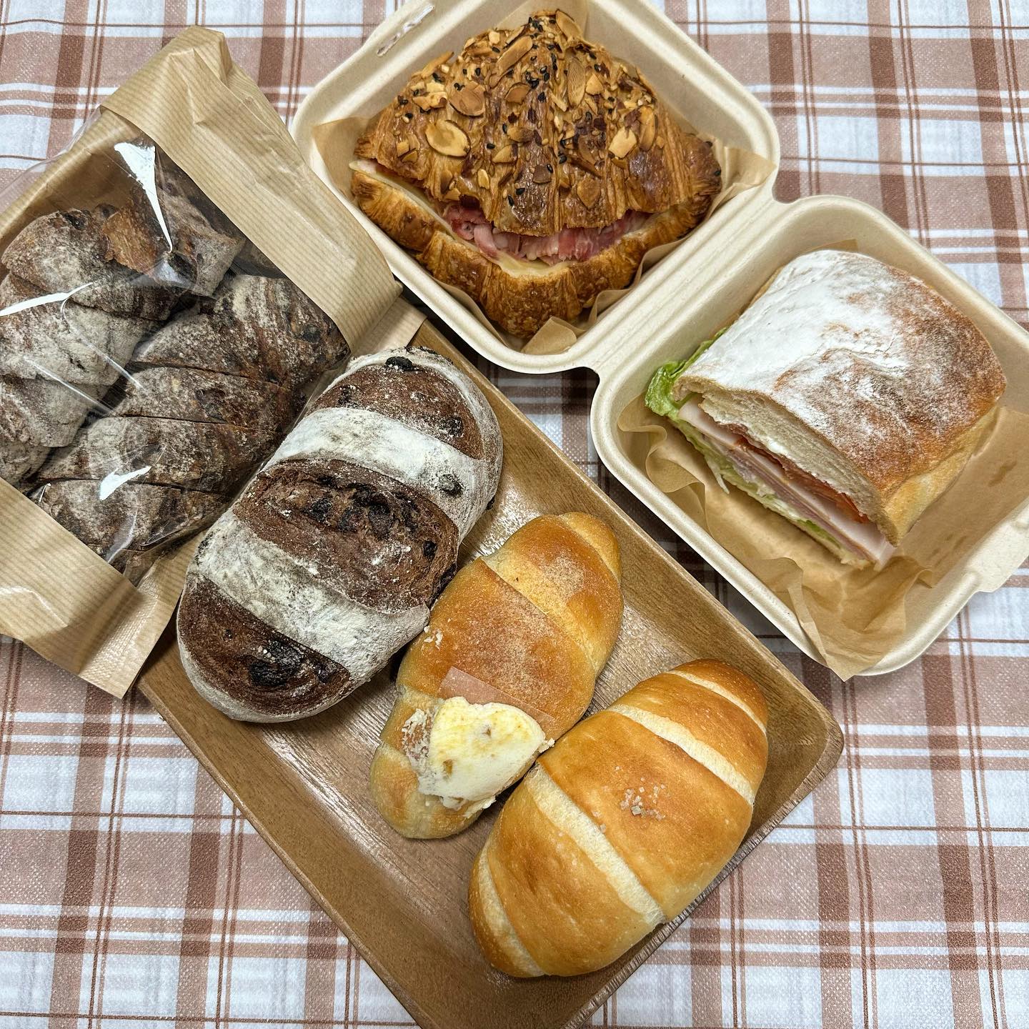 #협찬 숨은 동네 소금빵 샌드위치 천재맛집🤍
 
🥐프렌떼 
📍마포구 새창로 52 현대아파트상가 1층
 
협찬이긴 한데여 진짜 여기 아파트 사는 사람들 넘 부러움 ㅜ 
빵에 진심이신 사장님이 정성들여 굽는 각종 빵들
하나같이 너무 맛있고 속재료도 풍성함 👍🏻
소금빵이랑 샌드위치가 인기메뉴인데
잠봉 프로마쥬는 입천장 까질 듯한 바삭하고 고소한 크루아상에
잠봉 햄이랑 에멘탈 치즈가 넘나 고소하고 짱맛 ㅜㅜ 🥹
치킨 브레스트 시저 샌드위치도 감자 치아바타라 엄청 쫄깃했고
양상추랑 토마토가 싱싱해서 아쥬굿 🫶🏻
초코비에누아도 달달하니 후식용으로 뜯어먹기 좋았당
옥수수크림 소금빵, 일반 소금빵 모두 버터풍미 미쳤고
그냥 뭐 하나 다 빠질 것 없이 맛있는 ㅠㅠㅠ 
먹바니 동네에서 자주 먹는 빵집 있는데
거기랑 비슷한 느낌이었음 ㅎㅎ 아 초코비에누아 또먹고싶다 🤎
 
 
 
 

 
 
#공덕빵집 #효창공원빵집 #마포빵집 #서울빵지순례 #서울빵집 #서울카페투어 #소금빵맛집 #사워도우맛집 #프렌떼