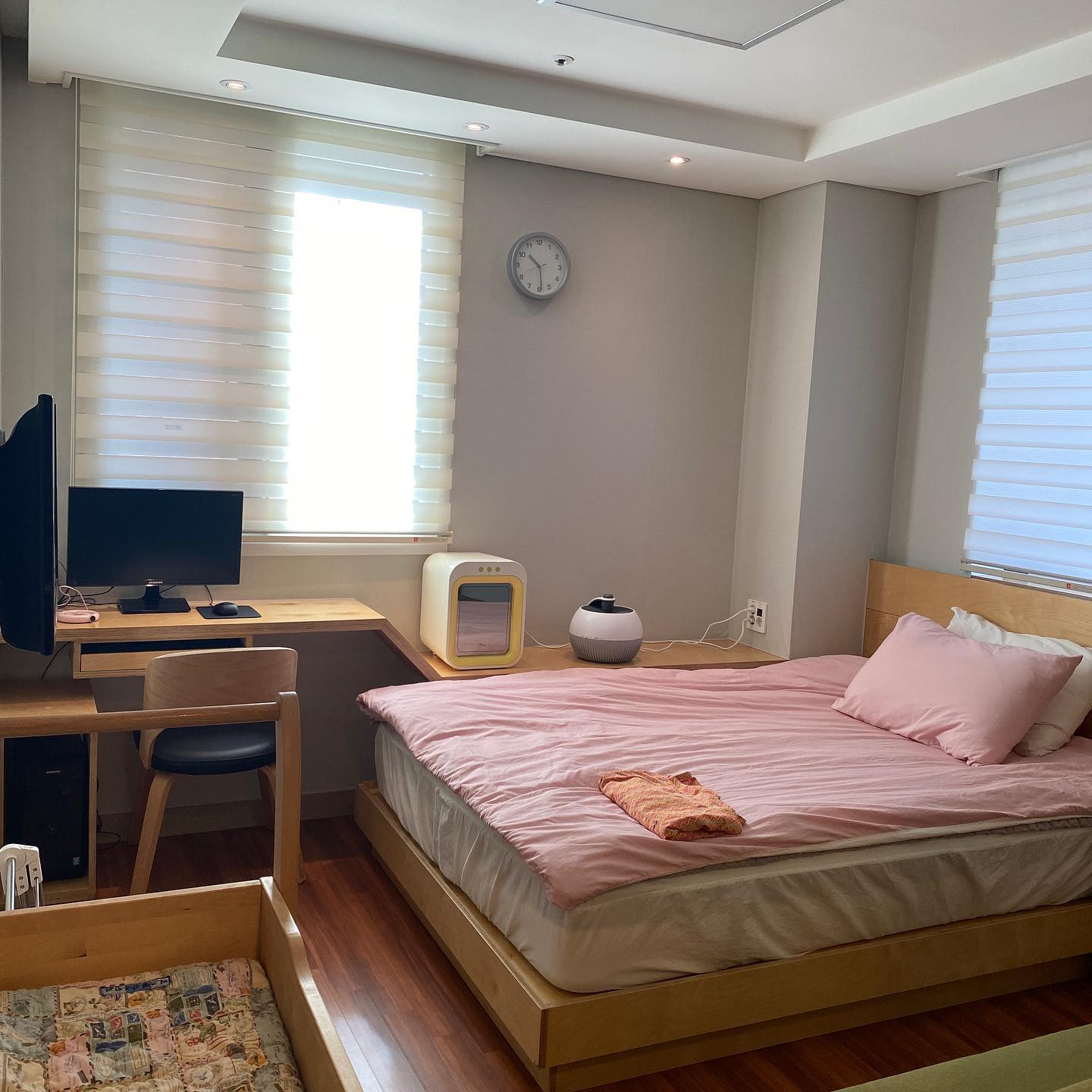 오늘은 울애기랑 퇴원 후 조리원천국 입소한날💘 첫찌낳고 삼년만에 다시 온 이곳은 산모들이랑 아기들만 빼고 다 그때와 그대로였다😇 일주일 내내 딱딱한 병원침대에 누워있다가 조리원 침대에 누으니 넘나 편한그,,,🫶🏻 다들 너무나 친절하신건 기본이고, 마사지도 말할것도 없이 너무너무너무 좋고, 밥도 간식도 너무 맛있어서 살을 빼고 나갈수있을지가 의문이지만🤔 이제 나가면 다시는 오지못할 천국,,,이주동안 열심히 누리다가자 아가야.
.
.
#미즈웰산후조리원 #미즈웰산부인과 #부산산후조리원 #부산산부인과 #미즈웰