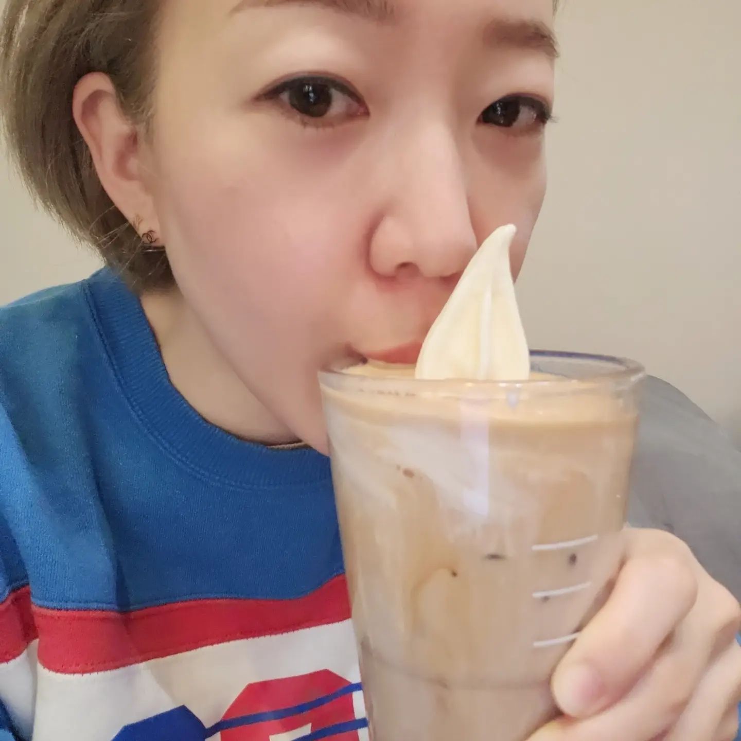엄마랑 커피숍 왔는데..
몇십분째 핸드폰만 하심..???