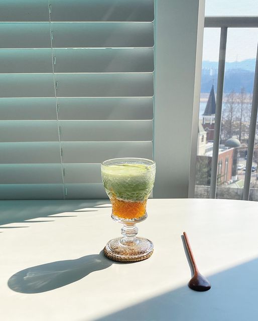 알지봄봄 | 아기와 사는 집꾸미기 on Instagram: "#베버시티서포터즈 

☕️ 오늘의 홈카페 놀이

망고그린티라떼

말차와 망고가 잘 어울릴까? 걱정했는데 쌉싸롬한 말차라떼 끝에 망고의 달달함이 들어오는 맛있는 음료가 완성됐어요-💚

베버시티 망고 베이스에는 망고 알겡이가 있어 다 먹은 후 포만감도 있어 든든한 음료로 너무 좋더라고요❣️

<간단 레시피>
망고 베이스 + 우유 + 말차

🌱 그리고 베버시티 브랜드가 브랜드 고유의 컬러를 살려 새로운 BI로 리뉴얼 되었다고 해요:) 홈카페놀이 재료 찾으시는 분들은 베버시티 방문해보세요 :)

@bevercity 

#세미기업 #베버시티 #베버시티마켓 #bevercitymarket #망고그린티라떼 #제품제공"