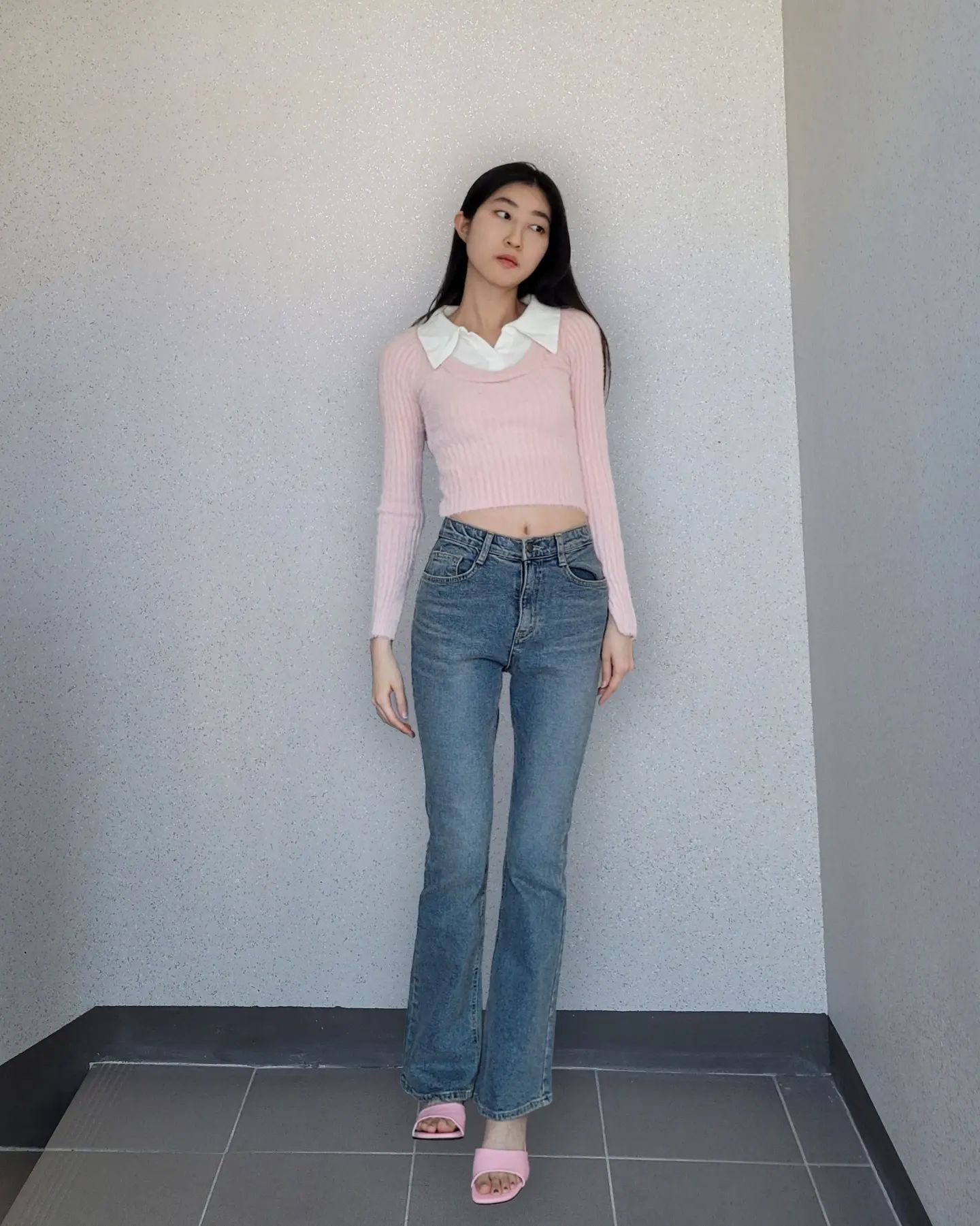 하이틴 코디💌 

다들 하이틴 영화 좋아하시나요?! 퀸카는 국룰로 핑크를 입어줘야하죠😆 하이틴 감성 너무 좋은데 은근히 찾기 어려운...🥲 예쁜 옷 아시면 공유해주세요.... 

P.s. 옷가게에서 입어봤다가 핏에 반해서 충동구매한 바지입니다..ᵔᗜᵔ 

#하이틴 #하이틴룩 #대학생코디 #개강룩