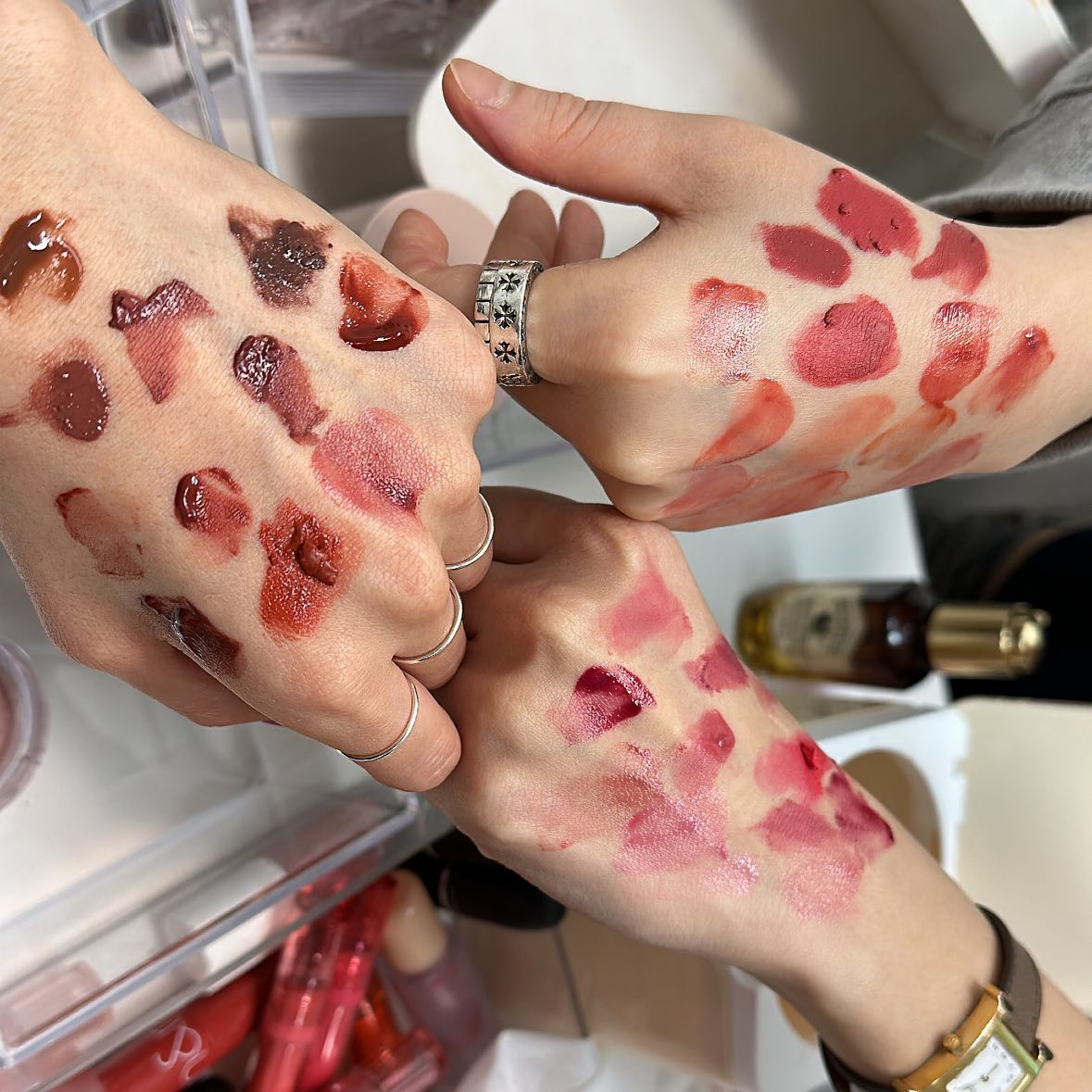 아이들과 #퍼스널컬러 진단받구왔움 😉
나 봄브라이트🙅🏻‍♀️ 아니고 봄라이트! 였네 🍑🍑🍑
인간피치🙅🏻‍♀️ 아니고 인간살구가 되어보쟈 >.<
ㅋㅋㅋㅋㅋㅋㅋㅋㅋㅋㅋㅋㅋㅋㅋㅋㅋㅋㅋㅋㅋㅋ

#금옥살롱 goldok_makeup 원장님 . . 
I 라면서 E 세명의 기를 앗아가셨움 🫠
오늘 첨 뵈었는데 찐친바이브 무엇 🤭🤭🤭
네시간넘게 긴- 시간동안 너무너무 즐거운 시간이었구,
끝까지 맞는 컬러 찾아주셔서 감사합니둥 😉😛🍒