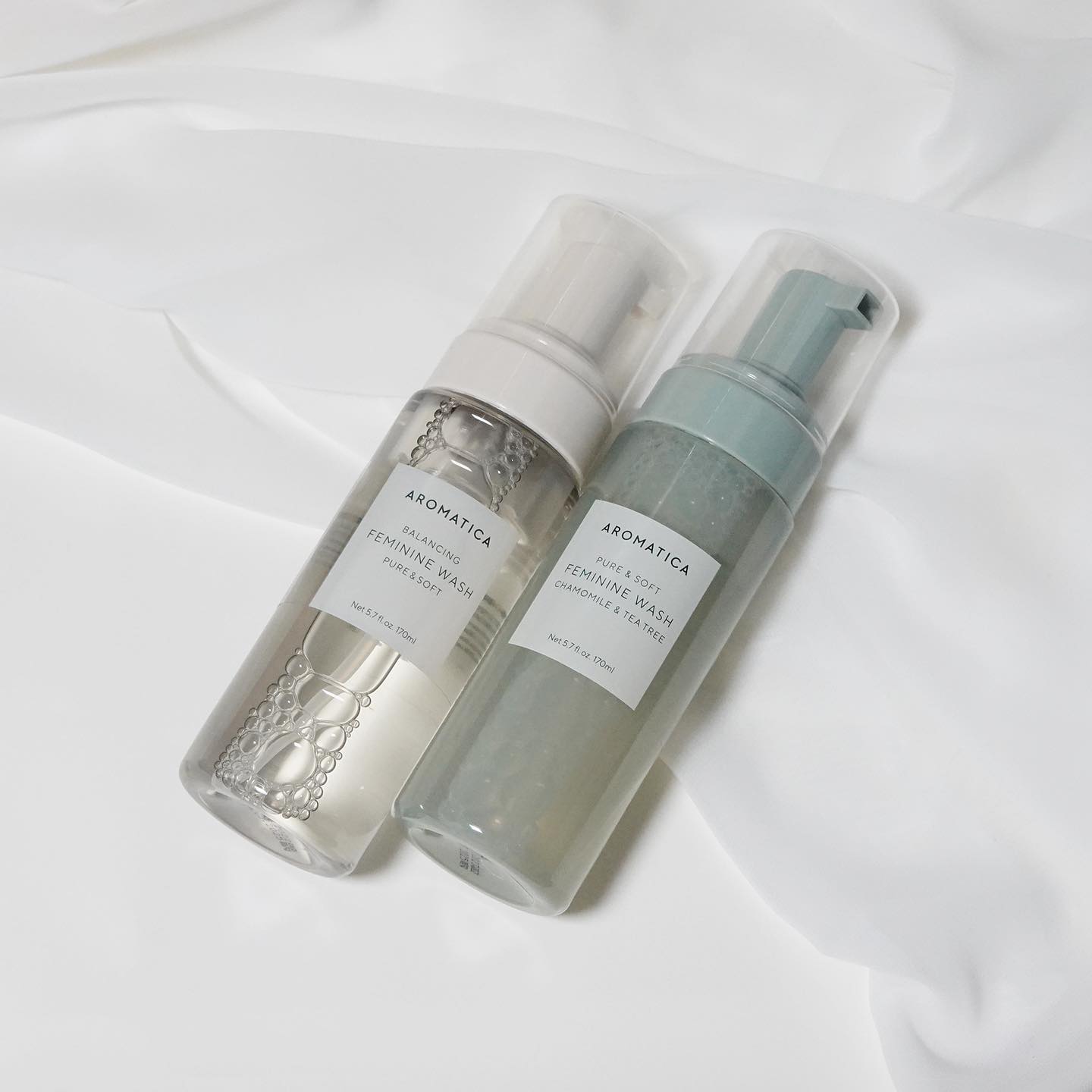 #제품제공 aromatica.life
3월 올영픽으로 진행되는
아로마티카 퓨어앤소프트 170ml + 캐모마일 & 티트리 170ml
여성청결제 듀오 기획 세트 만나봤어요!'◡'♥
-
퓨어 앤 소프트 여성청결제❤️
3년 연속 화해 어워드 여성청결제 부분 1위와
2년 연속 올리브영 어워즈를 수상할 만큼
제품력은 입증 됐으니까 믿고 쓰는데요!

민들레와 알로에가 여성의 연약하고 민감한 부위에
진정과 보습을 주면서
아몬드 유래 세정 성분의 저자극 무향의 약산성 거품이
Y존을 부드럽고 섬세하게 관리해주기에
매일매일 안전한 데일리케어로 좋은 것 같아요!
-
퓨어 앤 소프트 여성청결제 캐모마일 & 티트리❤️
페퍼민트 오일의 청량함이 너무 매력적인 이 제품!
캐모마일과 티트리 에센셜오일이 들어가 있어서
피부 진정과 정화에 도움을 주면서

프로바이오틱스와 프리바이오틱스가 함유되어서
유산균 4종 밸런스 케어가 가능한데요!

티트리, 캐모마일, 페퍼민트 오일이 블렌딩되서
찝찝하고 불쾌한 냄새를 잡아주면서
유산균이 함유된 부드러운 거품이 시원하고 청량한 느낌!

운동 전 후로 사용하거나
그날 전 후로 찝찝함이 가득할 때 사용하면
상쾌함이 더해져서 개운함 그 자체라 스페셜 케어로 딱 좋더라구요!'◡'
-
두 제품 모두 항균력 99.9% (대장균/칸디다균 99.9% 감소)
예민한 Y존을 개운하고 청정하게 도와주는데요!

한 번의 펌핑으로도 풍성하게 만들어지는
오밀조밀한 거품타입이라 자극을 최소화해줘서
민감해진 부위에도 부담없이 매일 사용하고 있답니다

저는 데일리로는 퓨어앤소프트를 사용하고
운동을 가는 날엔 스페셜 케어로 캐모마일 & 티트리를 챙기는 중!

데일리부터 스케셜 케어까지 할 수 있는 여성청결제는
3월2일부터 3월31일까지
3월 올영픽에서 만날 수 있다는데! 꼭 득템해와요♥
-
-
#파룸체험단 #아로마티카 #올리브영여성청결제 #여성청결제추천 #Y존관리 #순한여성청결제 #약산성여성청결제 #아로마티카여성청결제 #퓨어앤소프트여성청결제 #저자극여성청결제