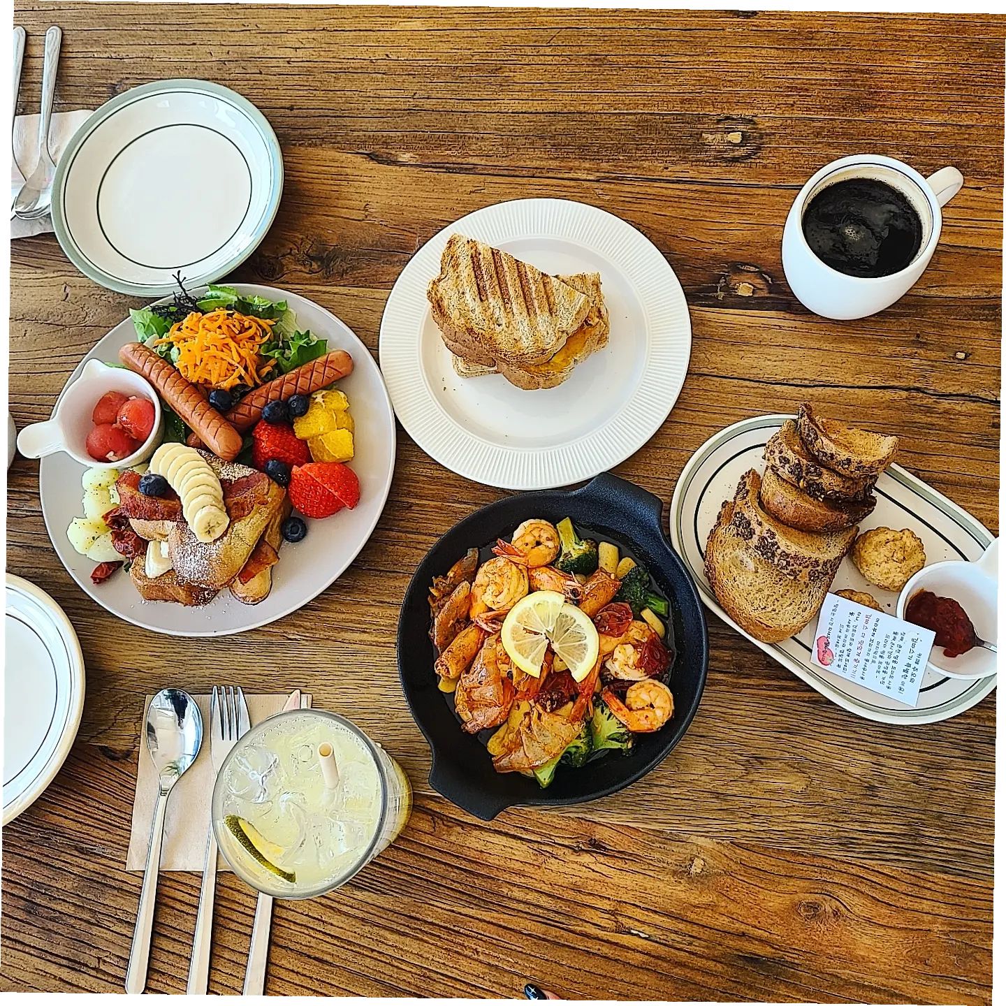 처음 맛 본 토마토쨈이 너무 맛있던 #춘천카페 주오 🍅

매장에서 직접 키우는 야채들로 브런치를 만들어 주시는 사장님이 너무 친절하심에 감사했고, 곁들인 방울토마토 절임이 극락이라 놀라고✨️ 
스콘 맛있는거 모르는 사람이었으나 ㅋㅋ 토마토바질향 가득한거에 반해서 추가로 더 포장해 왔지이-🌿

햇살 가득한 휴일, 엄마랑 창가에 앉아서 도란도란 농담 얹어가며 늦은 점심 먹기에 딱이었던 #춘천 #브런치카페 추천💖

인스타 리뷰 써드리기로 하고 받은 아메리카노값 해떠여 사장님🙋‍♀️ ㅋㅋㅋ
펜션에서도 #배민 으로 #브런치배달 이용이 가능하대요!🛵 (깨알홍보)

#카페주오 #춘천여행 #춘천맛집 #춘천가볼만한곳 #춘천핫플 #데이트 #데이트코스 #데이트카페 #브런치 #먹스타 #엄마랑 ♥︎
#cafe #brunch #daily #holiday