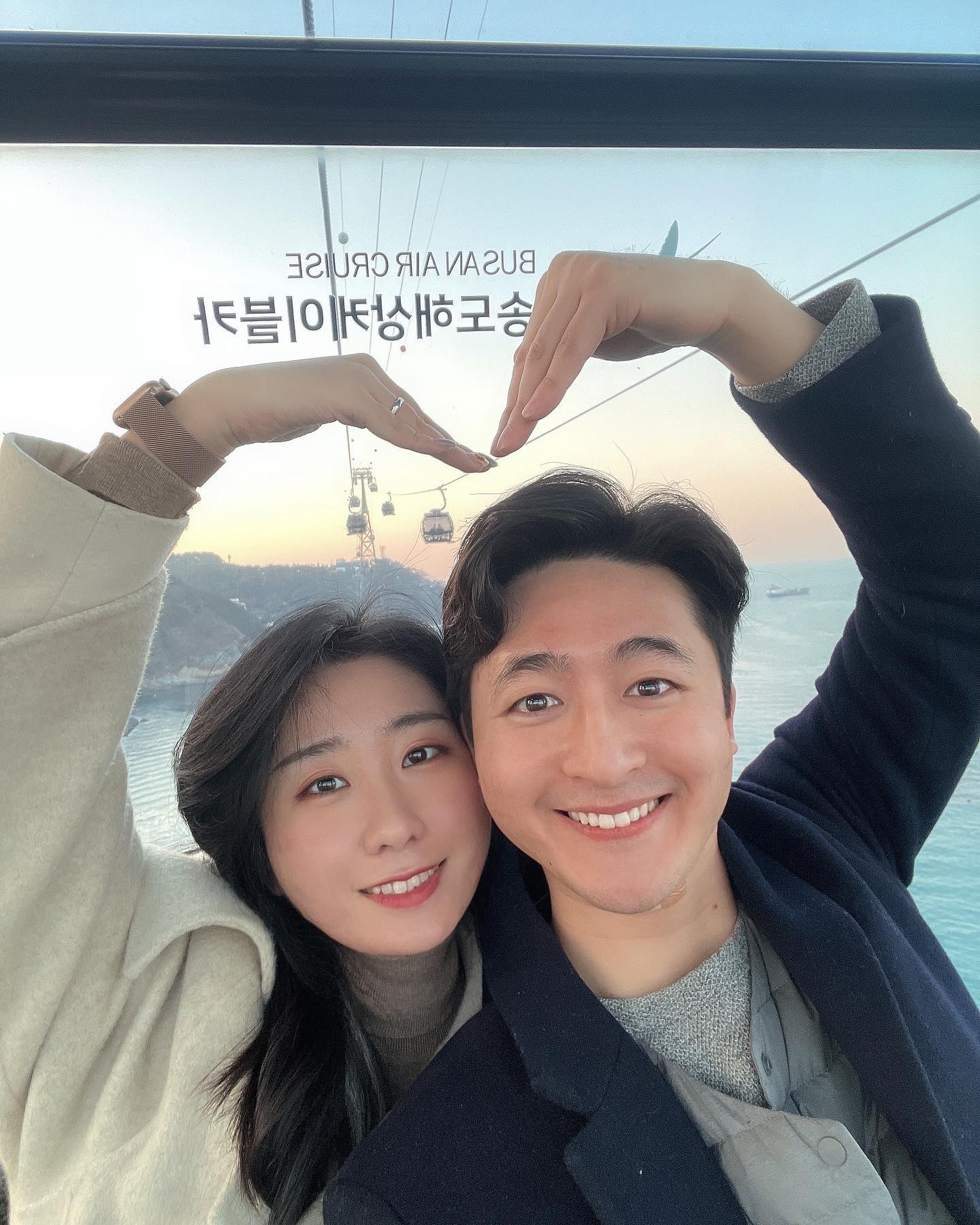 #부산여행 #1박2일
뱅기타고 빡시게 다녀옴✈️

맛난거 먹고 
무계획으로 재미나게 놀아따

집콕으로 에너지 충전 중🫠