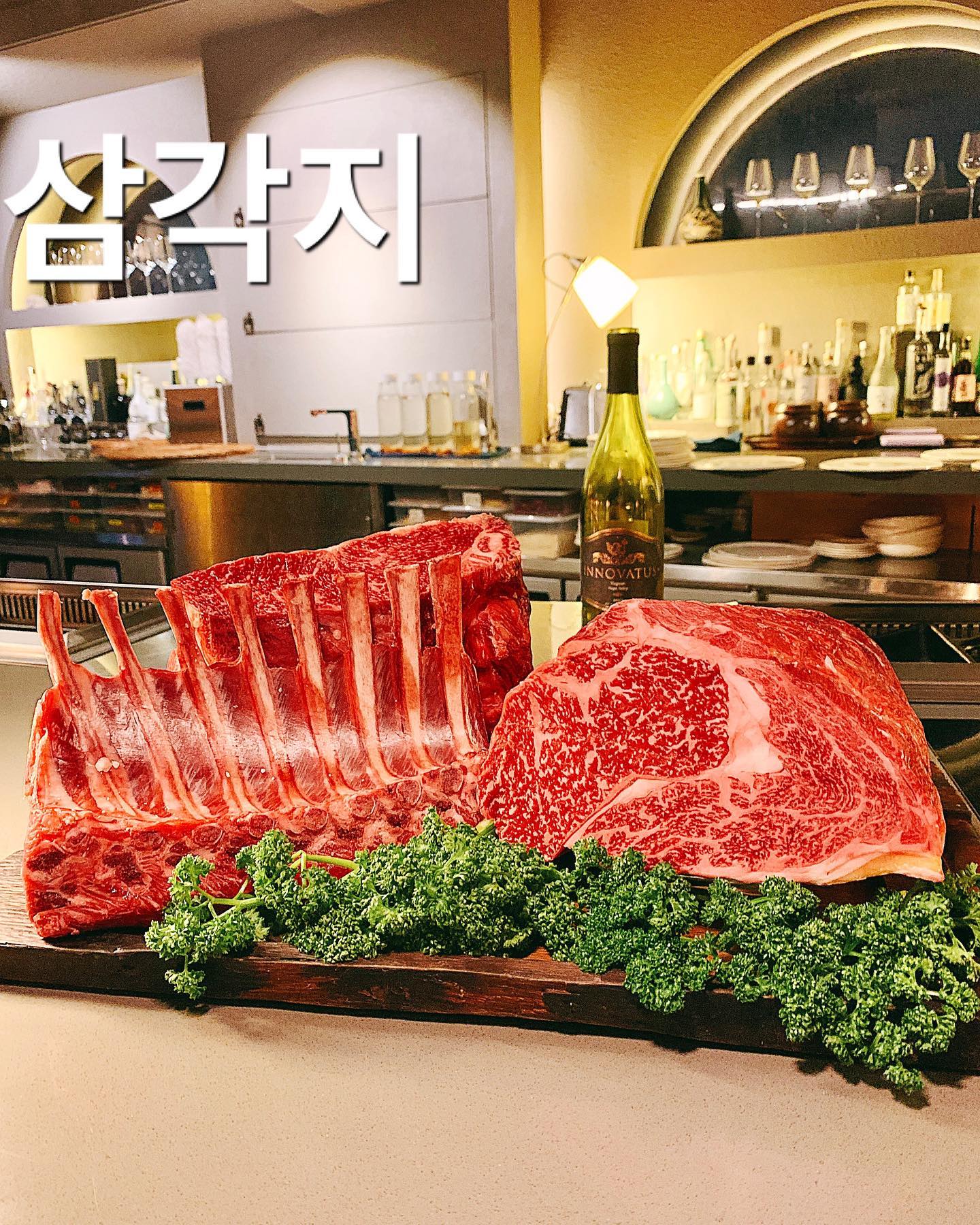 #취양 #삼각지
정용진 회장님도 극찬하고 간 프리미엄 한우 & 제철 식재료 오마카세 ‘취양’
허름한 건물에 외부에 간판도 없고, 2층으로 올라가도 입구에 간판이 없어서 마치 스피크이지바 느낌 ? ㅋㅋ 허름한 건물 외관과 달리 내부 공간은 아주 고급스럽고 차분하다. 
공간 자체가 그렇게 넓은 편은 아니라 한번에 수용되는 인원이 그리 많지는 않지만, 오마카세 접객에 딱 적당한 수준. 예약 필수 ! 

| #디너오마카세 (250.0) |
* 디너 코스 단일 운영
* 무려 콜키지가 제한 없이 무료 ! 

1. 대추죽
2. 참소라
3. 육회
4. 대구 & 대구뼈 육수 & 보리밥
5. 전복찜 & 녹두, 고르곤졸라 게우소스
6. 가리비, 새우, 꽃게 편백나무찜 & 백목이버섯
7. 미나리, 샐러리, 파슬리 클렌징 주스
—— 한우 시작
8. 안심 (레어)
9. 등심 (레어)
10. 갈비탕
11. 등심 (미디엄)
12. 새우살 부위 1
13. 새우살 부위 2
14. 파김치 & 다발무 김치
15. 새우살 부위 3
16. 살치살 & 장어포 타레소스 양념
17. 살치살 로스구이
18. 떡갈비
19. 비빔국수
20. 수제 사과잼 & 사과칩 아이스크림 
21. 등심 듬뿍 육개장
22. 관자 구이 (오늘의 스페셜)
23. 양갈비 (앵콜)
24. 아이스크림 (앵콜)

_

역대급 배터지게 푸짐한 양에, 산해진미가 어우러진 다양한 구성으로 질리지 않고 모든 코스 구성이 처음부터 끝까지 너무 즐거웠고, 해산물이면 해산물, 한우면 한우, 양갈비면 양갈비, 하다못해 국수와 디저트까지도 하나하나 너무나 훌륭한 맛과 퀄리티에 뭐하나 아쉬운 점이라곤 없던 곳 !! 

전체적으로 막 양념 맛이나 기교를 많이 부리지 않고 훌륭한 재료 그 자체의 맛을 제대로 끌어내는 스타일👍🏻

서비스도 정말 친절하고 공간도 예뻐서 장장 3시간이 넘는 긴 코스가 진행되는 동안 내내 지이인짜 기분 좋고 행복한 시간을 보낼 수 있었다. 최근 갔던 맛집들 중 손꼽히게 만족스러웠기에 재방문의사 💯 
.
.
#밥블_삼각지 #밥블_용산 #밥블_오마카세코스