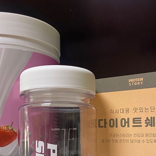 이유라(23)🇰🇷 on Instagram: "요즘 내가 밥 대신 챙겨먹는 다이어트 단백질 쉐이크❗️ 퍽퍽함도 없고 맛도 달달해서 거부감 없이 간편하게 먹을 수 있어서 좋은거 같아요 ◡̈ 맛도 12가지나