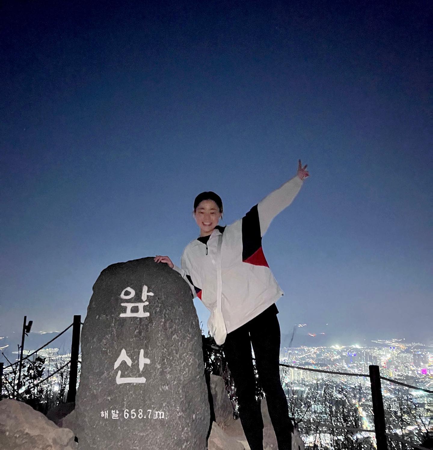 앞산 전망대에 정상까지 오등완 ⛰️ 
야경도 너무 예쁘구 .. 
마지막 카시오페이아 자리 맞을까용 ?
오리온 자리였슴니다✨