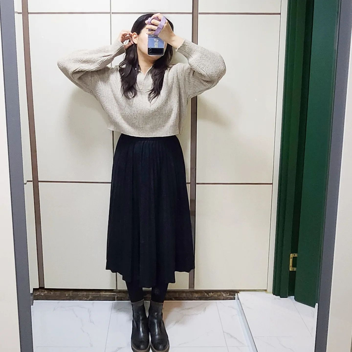 2023.03.03. 오늘의 #데일리룩 #출근룩 
드디어 금요일!! 이번주는 그래두 수요일에 쉬었더니 금방 가는 것 같네요ㅎㅎ
다음주 저는 2일 연차내고 놀러 갑니닷😎😎

🤍 스웨이드 같은 소재로 된 #플리츠롱스커트
🤍 최근에 빈티지샵에서 구매한 #무스탕 

롱스커트계의 기본 중에 기본! 스웨이드 같은 소재로 만들어졌는데 얇은 소재라 한겨울에는 잘 못입고, 여름에는 더 못입는 애매한 아이예요...🤣

무스탕은 진짜진짜 싸게 구매한 빈티지아이템인데 100% 폴리라 엄청나게 따뜻하진 않지만 리버시블도 되어서 활용도가 좋아서 잘 산 것 같아요❤️