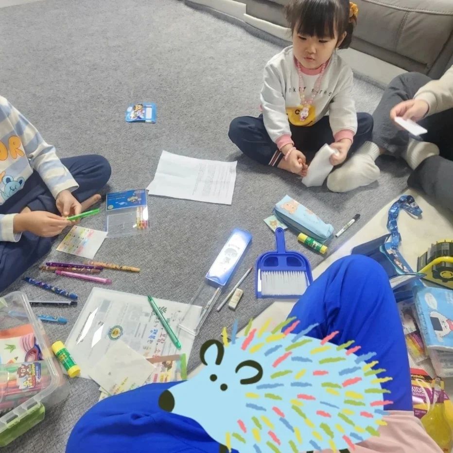🌈
빙 둘러앉아 가내수공업.

이름표 붙이고 스카치테이프로 한번 더 감싸고
직접 써야하는건 글씨에 자신있는 남편담당.

하나하나 이름표 붙이고 쓰고 
힘들지만 즐거웠다 ㅋㅋ
윤서도 우르르 늘어난 준서 준비물에
살짝 질투할까 싶어 목걸이 하나 사줬더니
군말없이 하지 말래도 계속 이름표 붙인다고 ㅋㅋ

색연필 12색 × 2 
싸인펜 12색 × 2 
네임펜 12색
크레파스 18색 

이 녀석들이 젤 힘들었다...

우산이랑 손세정제 말고는 다 준비해서 오늘 보냈는데
다음주 금욜까지였네?ㅋㅋㅋ

남편이랑 입학식, 지인모임, 학원 탐방(?)하고
둘이 열심히 학용품 골라와서 
온가족이 열심히 붙였는데 ㅋㅋ

바쁘고 서툴고 부족하지만 최선을 다해봐야지!!

나도 이제 학부모라니..
기분이 묘하고도 묘해.

#학교 #학교입학 #1학년 #초등학생 #초등맘 #학부모 #일상 #일상스타그램 #육아 #육아스타그램