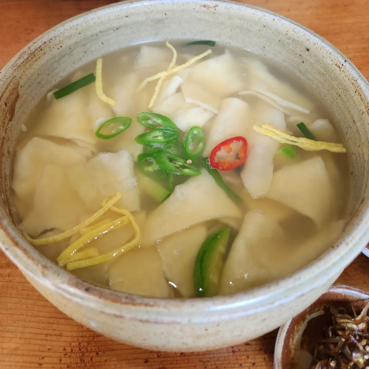 저번부터 찜해놓고 있다가 오픈런으로 다녀온 진해 #고가
아니 이런 곳에 수제비집이 있다니,,❔️❔️ 싶은데
웨이팅 한시간 했어요.. 🫠,,, 담에는 더 일찍 오는걸로,,😅
⠀
첨에는 수제비만 먹으려고 했는데
너무 오래 기다렸더니 진짜 배고파서 파전까지 같이 주문💛
근데 안시켰으면 핵 후회할뻔 !! 
얇게 노릇하게 부쳐서 바삭바삭한 파전 넘 맛있었어요👍
⠀
수제비는 좀 슴슴한? 건강한 맛인데 호로록 먹기 좋은 맛🩷
대신 기본찬이 간이 쎄서 같이 먹으니까 간이 딱 맞았어요〰️
특히 깍두기도 시원하고 적당히 익어서 굿굿,, 😆
⠀
담에는 막걸리랑 도토리묵도 먹어 보고 싶네요💕
⠀
⠀
⠀
#고가 #진해고가 #고가수제비 #수제비 #뿌귤_맛집 #내돈내산