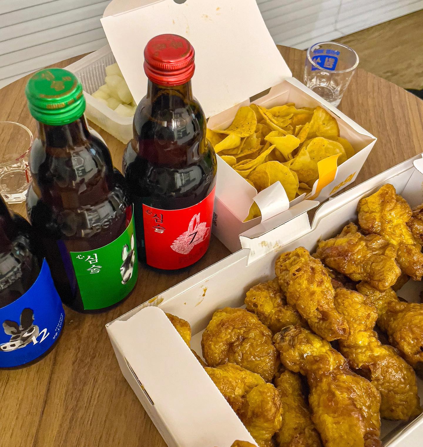 [ 교촌 치킨 인기메뉴 : 허니콤보 ]

금요일에는 역시 치킨이죠😏

뿌링클 다음으로 제일 좋아하는 허니콤보👍
달콤 짭짤하면서 겉은 바삭한 최고의 치킨ㅠㅜ
윙과 봉이 가득 들어있어서 두명이서 배터지게 먹었어요ㅋㅋㅋㅋ차갑게 식어도 너무 맛있어서 계속 먹었다는,,🤣 카사바 칩은 처음 시켜봤는데 엄청 바삭하면서 위에 뿌려진 가루랑 너무 잘 어울리더라구요😘 완전 추천 합니당!! 그 와중에 심술 종류별로 클리어-⭐️

📍허니콤보 20,000원
📍카사바 칩 1,500원

_
#교촌치킨 #교촌 #치킨 #치킨맛집 #허니콤보 #교촌허니콤보 #치킨추천 #야식 #야식추천 #심술 #카사바칩 #치킨최고 #치킨야식 #일상 #맛집 #교촌추천 #교촌치킨허니콤보 #치킨먹방 #먹스타맞팔