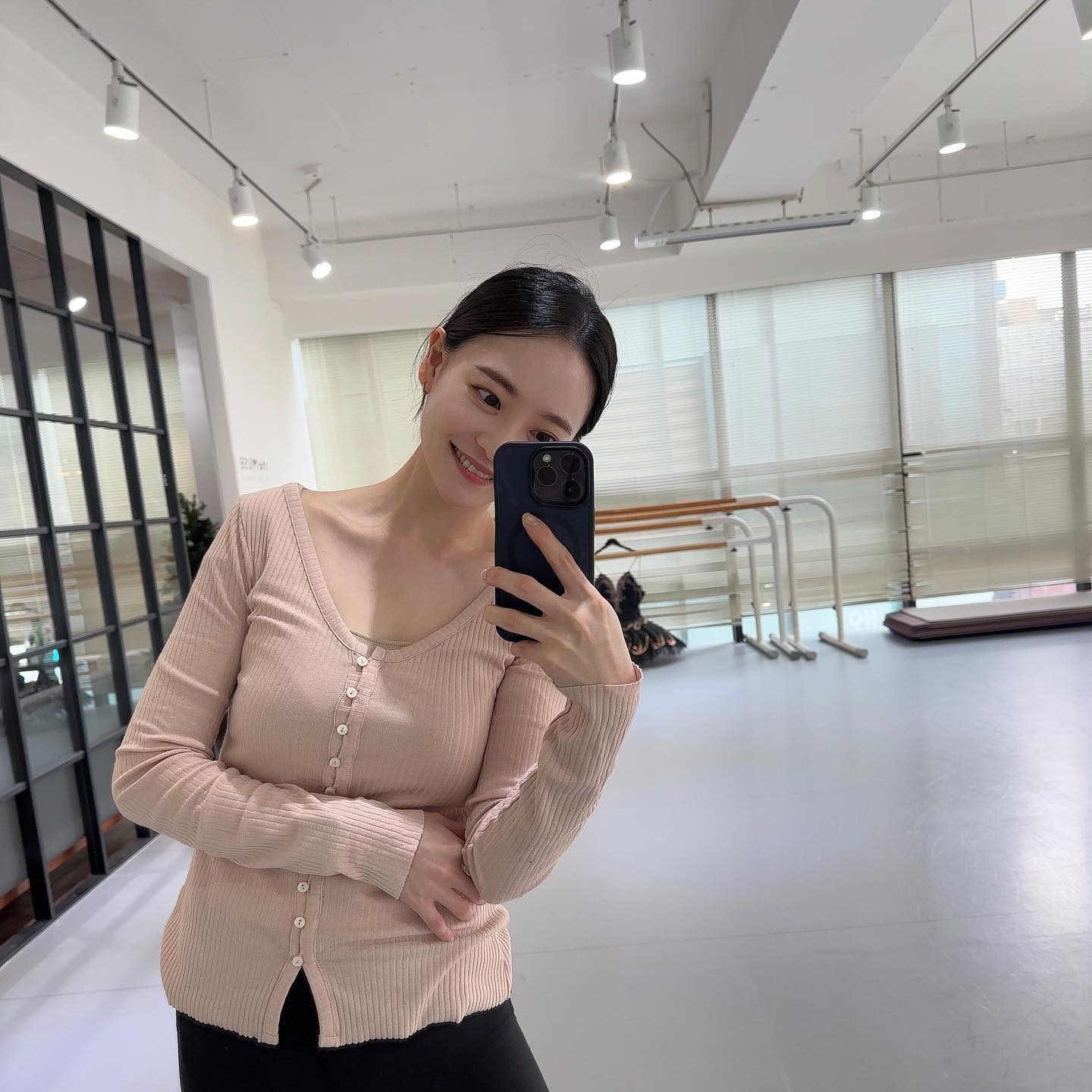 빼꼼🌸 
레슨 끝내구 이제 윤솔이 보러 가야징❤️
육아의 세계로 총총총😅