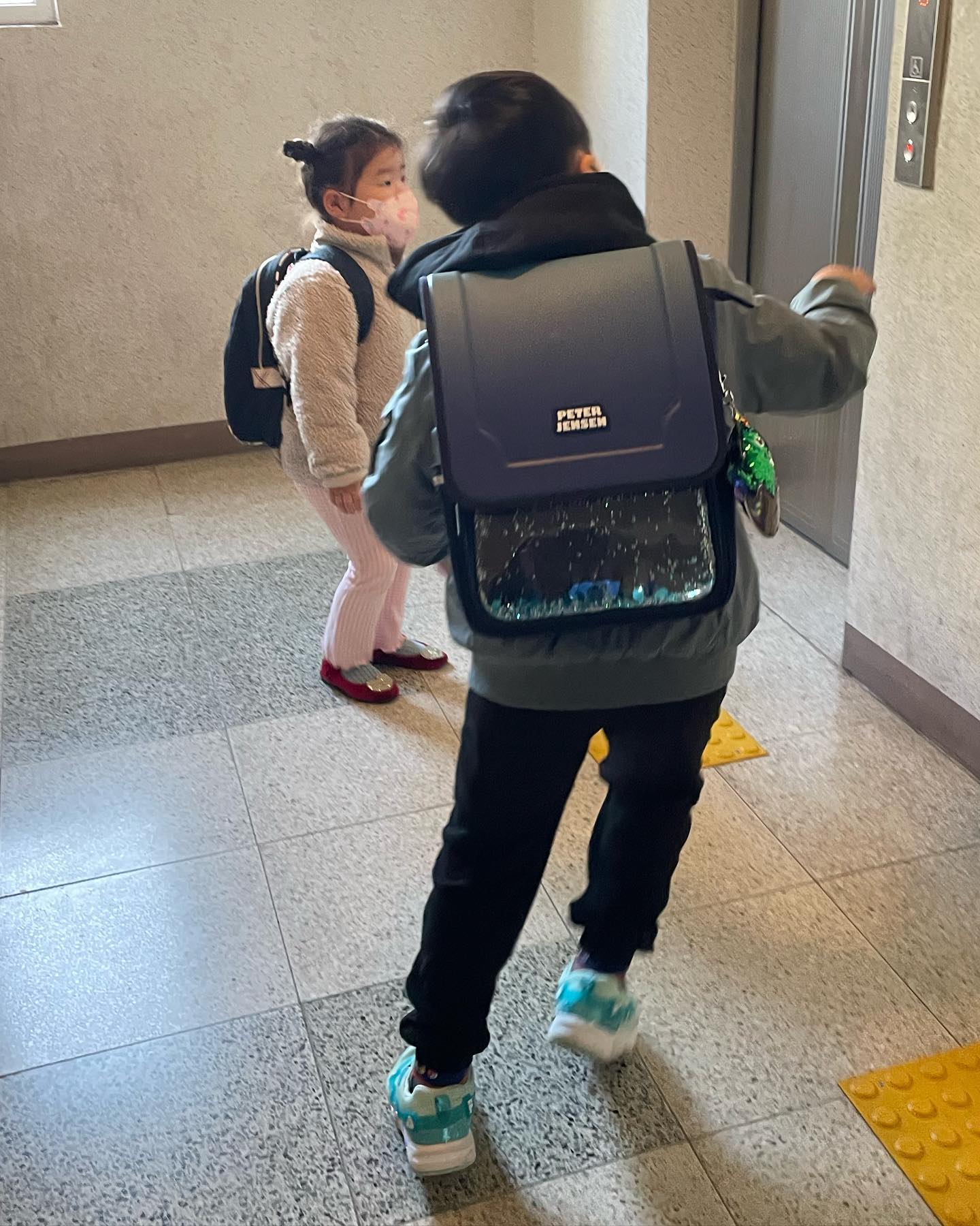 -
신나는 아침💙
즐거운 하교💙
겸딩이 서하랑💙💖
포토존 두고 아무것도 없는 울타리에서 사진 찍기🤣
장미꽃 피면 또 찍자🥰

#초등2일차 #얌떠누 #얌떠누일상 #양선우별그램✨ 
#서하랑선우랑 #찐친 #동친 #학친 #베푸우정뽀에버⭐️