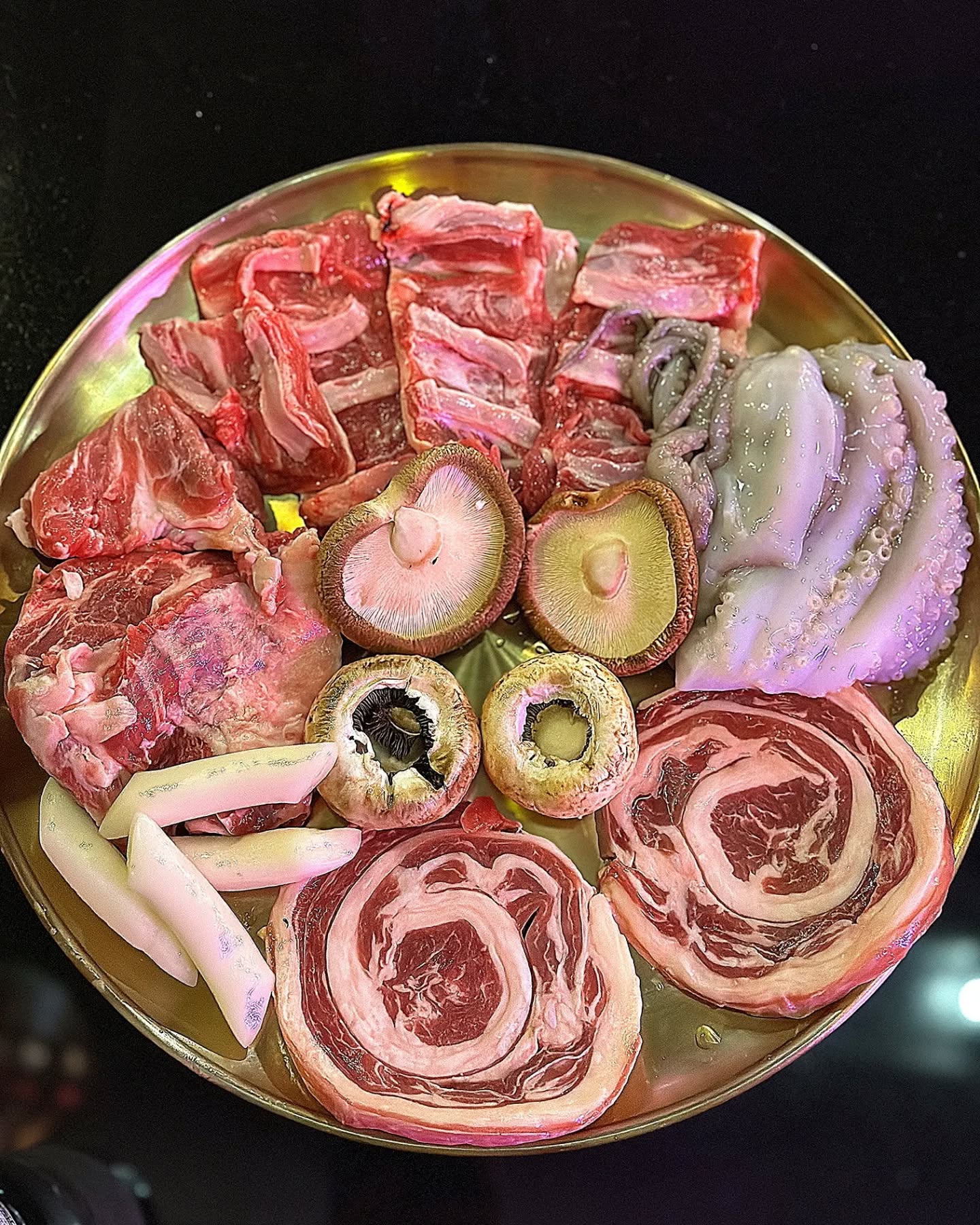 #협찬 일년미만 어린양의 부드러운 육질과 육즙🥩(ft.콜키지프리🍷)
⠀
왕십리 양대포
⠀
양고기를 넘넘 좋아라해서 다앙한 세트구성이 준비되어있고
육질이 부드럽고 연한 6개월 어린양고기를 맛볼 수 있는!!
왕십리 양대포에 방문했어요!🐑
⠀
양구이 모듬세트에는 양꽃삼겹살+양목살+양생갈비 에다가🥩🍖🥓
50cm나 되는 길다란 왕낙지까지 구성되어 있는 실속있는 메뉴였어요!
양고기는 특유의 향때문에 호불호가 갈릴 수 있지만
양대포의 양고기는 어린양고기라서 그런지 고기냄새가 1도 없어서
먹으면서도 너무 신기했답니다😮😋
⠀
양생갈비는 처음 먹어봤는데 얼마나 육질이 탱글탱글하고 부드러운지
두부처럼 입안에서 살살 녹아버려요ㅠㅠ🍮
양목살도 기름기가 적은 부분이지만 육즙이 넘쳐서 식감이 좋았어요!
양꽃삼겹살은 돼지삼겹살처럼 지방부위가 많아 기름지고 고소해요🥓
⠀
왕십리 양대포는 콜키지프리로 운영해서 와인 한병도 가져갔답니다><
매장에서 팔고 있는 와인도 저렴해서 부담없이 즐길 수 있을것 같아요🍷🍾
밑반찬 퀄리티가 좋고 이모님이 반갑게 맞아주시며 잘 챙겨주셔서 기분좋게 식사했답니다🙆‍♀️
왕십리에서 깔끔하고 맛있는 양고기는 양대포에서 드셔보세요(୨୧ ❛ᴗ❛)✧ yangdaepo_tv
⠀
⠀
⠀
🥩양구이 모듬세트 60.9
⠀
⠀
📍서울시 성동구 마조로 17 한양약국 2층
⏰영업시간 12:00-24:00
⠀
⠀
⠀
⠀
⠀
#왕십리고기집#토마호크#양대포#콜키지프리
#왕십리양대포#한양대양대포#한양대고기집
#왕십리맛집#고기맛집#한양대맛집#고기스타그램
#왕십리고기#디너의여왕#왕십리맛집추천#맛집#고기
#왕십리양대창#양마호크맛집#양고기맛집
#먹스타그램#맛스타그램#맞팔환영#🍪