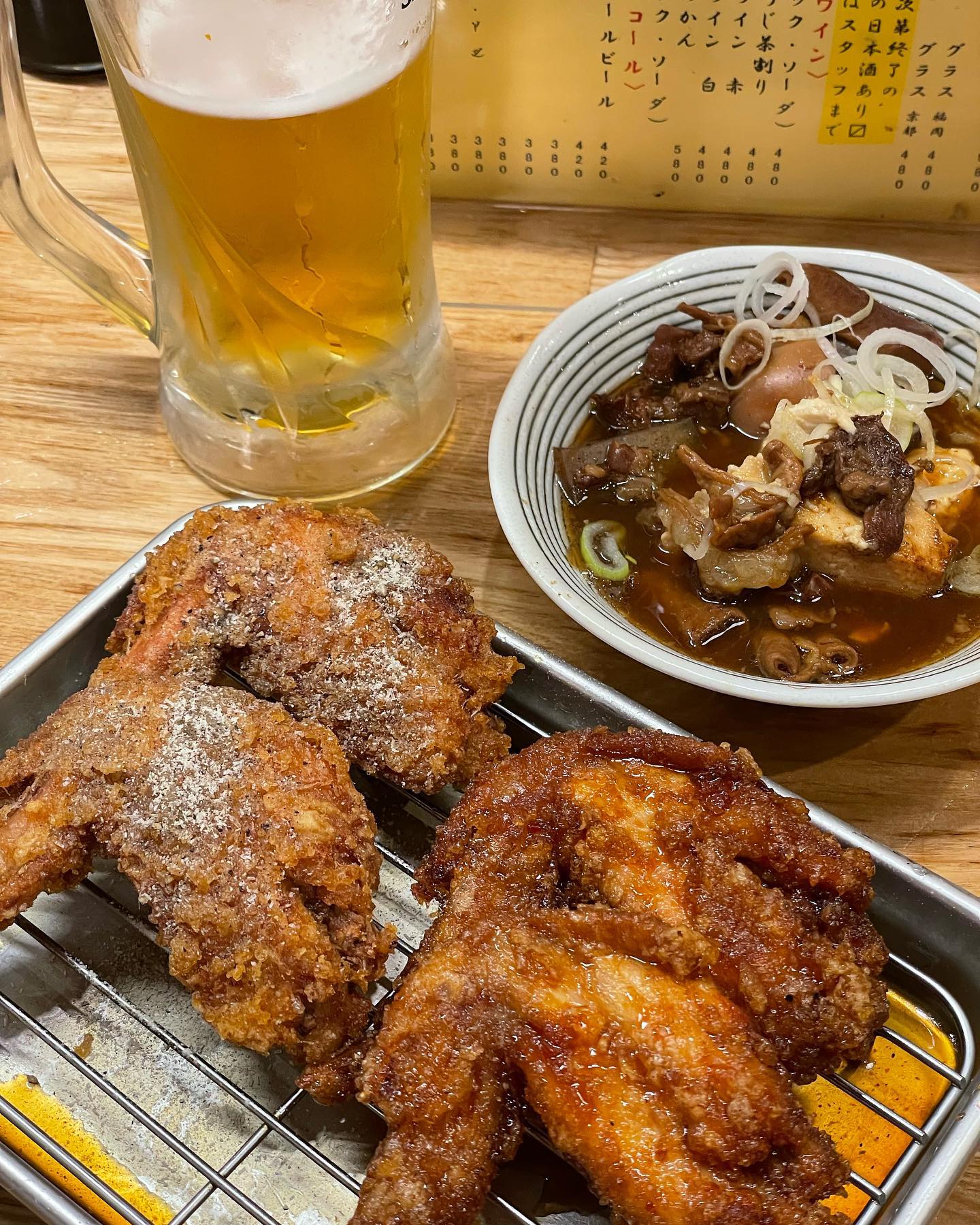 [酒処あかり_하카타 후쿠오카]

❤️🧡💛💚💙💜
일본 후쿠오카 여행을 마치고 돌아와서 제일 기억에 남은 현지 맛집을 소개하려고 합니다><
❣️한국인이 거의 없어서 더 좋았던 곳! 
❣️모츠나베와 닭날개튀김이 대표메뉴
❣️한국어 메뉴판 있음 ㅎㅎ
❣️나마비루 스고이😭❤️❤️ 일본은 어딜가나 생맥주가 진짜 맛있는 것 같아요...! 최고👍
❣️현지맛집이라고 해서 가면 사실 위생도 걱정될 만 한데 깔끔해서 좋았어요
❣️제가 묵은 숙소에서 걸어서 3분..! 하카타역 근처에 위치하고 있어서 아주 좋았습니다 ㅎㅎ
❣️닭날개튀김은 소금,양념 하나씩 맛보았는데 징짜 둘 다 맛있음..!!! 그치만 소금부터 먹는게 국룰맞쥬 ㅎㅎ
❣️직원분들 모두 엄청 친절하셨구요, 손님중에 갑자기 파파고로 말거셔서 놀랐는데 여행 열심히 잘 즐기라고 해주셔서 감동 ㅋㅋㅋ
❣️제 여행에서 좋은 기억만 선물해준 곳이었습니다! 여러분도 혹시 방문하시게 된다면 제가 느낀 좋은 감정을 함께 경험하시면 좋을 것 같아요😆💛
❤️🧡💛💚💙💜

#여행 #맛집 #일본 #일본맛집 #후쿠오카 #후쿠오카맛집 #하카타 #하카타맛집 #초초 #맛지도 #맛지도초초