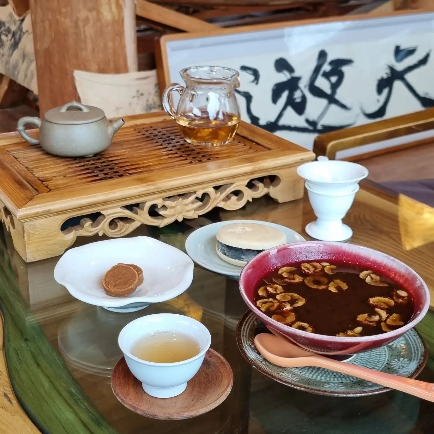 고즈넉한 통나무집 전통차 전문 카페 🏡 #금란다원 #미주_카페 

김해에서 전통차로 유명한 금란다원에 다녀왔어요. 조용해서 이야기 나누기도 좋고, 차를 우려내는 법과 마시는 법 등 차에 대해서도 많이 알아갈 수 있어 좋았어요! 무엇보다 직원분이 친절하셔서 기분이 좋았어요:) 어른들 모시고 가기 넘 좋을 카페에요. 👵 👴

<menu>
-  포랑산고수차 13,000원[오늘의 차 행사시 1인 9,000원](포랑산고수차는 100년 넘은 차나무에서만 채취한 잎으로 만들고, 11년 이상 발효한 찻잎으로 우린 차라고 하셨습니다. 길게 숙성한 차는 처음 마셔봤는데 생각보다 맛이 깔끔해서 놀랐어요.) 
- 대추차 8,000원(10시간 이상 다려 만든 차라고해요! 확실히 티백 대추차보다 건더기가 풍부하고, 맛이 진해 좋았어요. 너무 건강한 맛만 나지 않을까 걱정했는데 맛있게 잘 마셨어요!
Ps. 네이버 리뷰를 보니 걸죽해서 대추스프같다는 평도 있던데 딱 그정도의 느낌이에요 ㅎㅎ)
- 모나카 3,000원(팥 + 쑥 크림치즈)

주소 : 경남 김해시 상동면 장척로 150
영업시간 : 화~일 11:00~21:00
* 가게 앞 주차장 있어요🚗 
* 매주 토요일 or 일요일 차담 시간이 있어요. 웰컴티 + 잎차4가지 + 티푸드로 구성되며 1인 3만원이에요. 다음에 한번 참여해보고 싶어요!
* 벚꽃나무가 많이 심겨있더라구요~ 봄에 만개하면 넘 예쁠 것 같아요. 벚꽃시즌에 차 한잔 즐기러 방문해보는 것도 좋을 것 같아요:)

#내돈내산