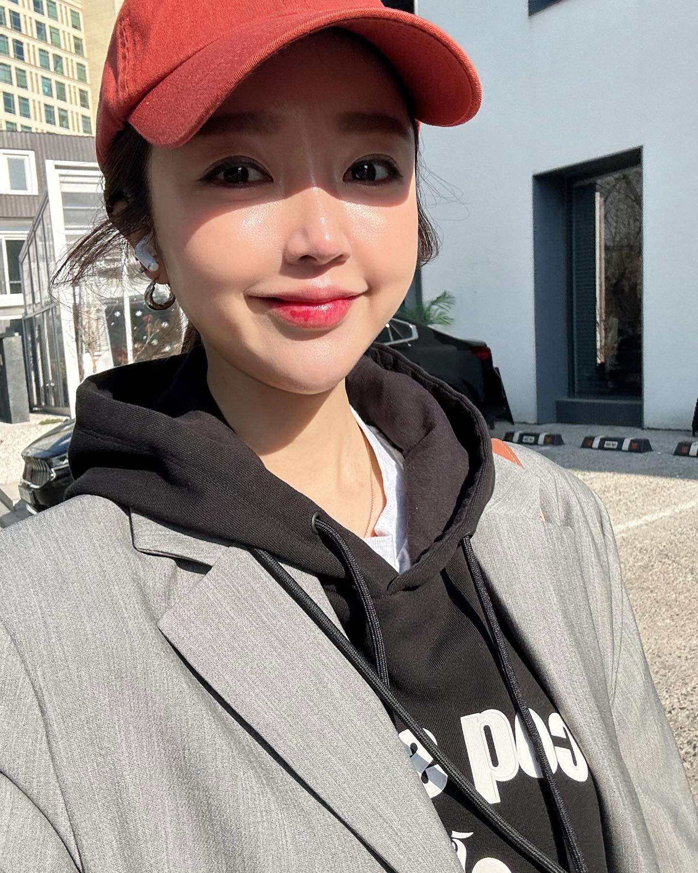 ღ
언니에게 선물받은 취저 후드티를 입고 출!근!
핏이며 디자인이며 모든거시 완벽해따🐓
.
.
#앞머리망쳐서모자🥲 
#르꼬끄 #르꼬끄스포르티브 #후드티추천 #후드티코디 
#자켓코디 #자켓코디추천 #출근룩코디
