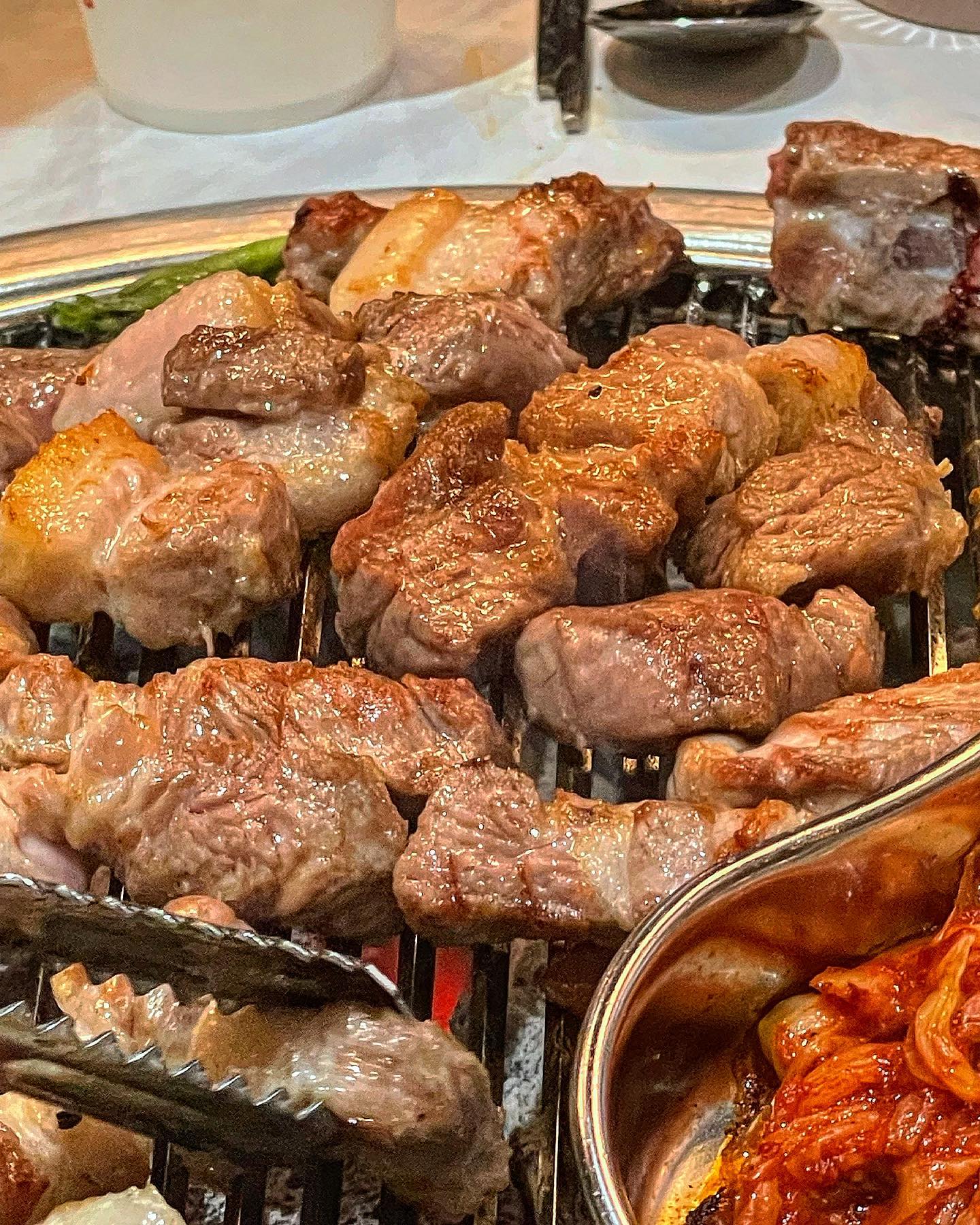 #충북혁신도시 #교차집

삼삼데이 기념 삼겹살 피드 🥩
철저한 육식러버로써 너무 맛있는 곳.
밑반찬으로 나오는 양념게장 💯
짱아찌 💯 김치찌개 💯

그리고 일단, 고기가 참 좋다 
숙성고기를 사용한다고 하던데 정말 윤기가 반지르르 한 것이 때깔도 좋은 게 먹기도 좋은 법.

혁도 오고 고깃집은 항상 목구멍이 원픽이였는데 목구멍과는 또다른 맛.
솔직히 가성비는 좋지않지만 고급진 삼겹살의 맛을 느끼기엔 딱 인 것 같다

“지인들 혁도오면 데리고 가고싶은 식당”

#진천맛집 #음성맛집 #혁도맛집 #충북혁신도시맛집 #충북혁도맛집추천 #혁도맛집추천 #충북맛집 #대전맛집 #천안맛집 #청주맛집