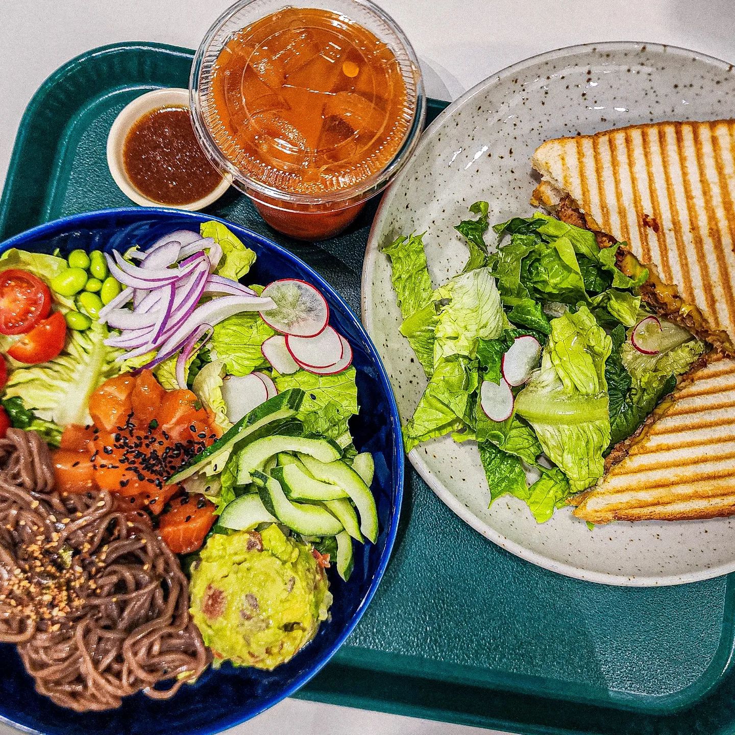 ❗️한 줄 요약❗️
이렇게 맛있는 샐러드🥗가 있다니😳

여름☀️이 다가오는 요즘! 건강한 음식을 먹기 위해(안먹을 수는 없으니꺄..😊)서울에 있는 #크리스피프레시 를 다녀왔어요! 처음 딱 먹어봤을 때 "샐러드가 이렇게 맛있을 수 있구나..? 매일 먹어도 질리지 않겠다" 싶은 생각이 바로 들었죠!!!😉 다가오는 여름 크리스피샐러드와 함께 해보시는건 어떨까요??

⬇️또다른 인근 주위 맛집을 보고싶다면!?⬇️클릭❗️
📂#쏭s_서울맛집

MENU
사진 속 메뉴
📌연어누들볼 - 16,500원
📌튜나멜트파니니 - 12,000원
📌브라이트업(음료) - 7,000원

✔️ 크리스피 프레시(crispy fresh)
✔️ 서울 강남구 테헤란로 316 메트라이프타워 B1
✔️ 월 - 금: 10:00 -21:00 / 토 - 일: 10:30 - 20:00
✔️ 배달, 남/여 화장실 구분(빌딩 내 화장실 이용 with 롯데리아. 매우깔끔