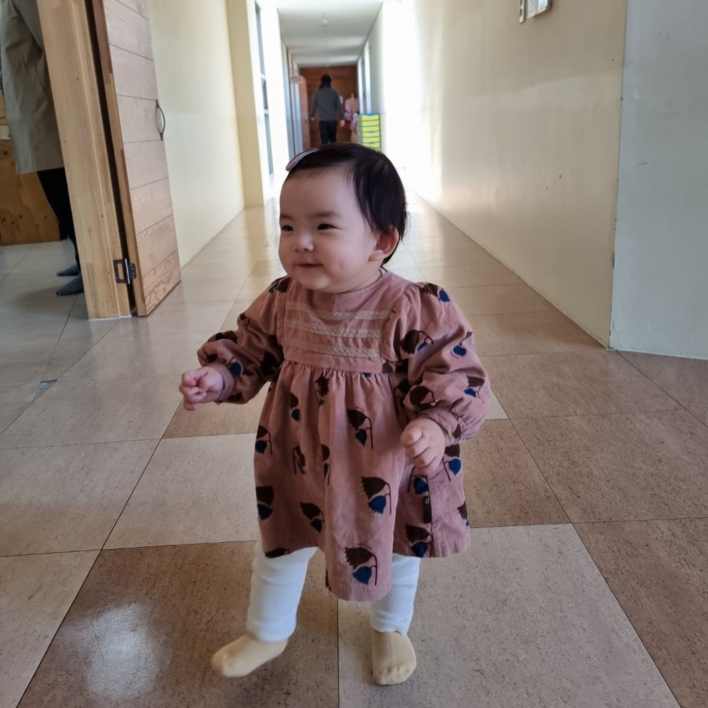 #11개월아기 
#생후355일 전후

요즘 자꾸 나도 모르게
”너무 귀엽지 않아?“라는 말을 
하게되는 우리 바다 ❤️❤️❤️
(하린이없을때, 남편에게..)

둘째여서인지
애교, 눈웃음 장착했고
토악어찯아오라 🤣🤣

울음짧고, 낯가림이 무엇인가요
10개월부터 걷고, 말귀도 요즘 거의 알아먹고 넘나 사랑스럽❤️

말하기 시작하면 어쩌지😍😍😍
악어
할줄아는행동 : 잼잼, 도리도리, 안녕하세요, 빠빠이, 짝짜꿍, 생일축하 후~

악어 피규어 찾아오라하면 찾아오고 ㅎㅎ 기저귀 가져오라하면 가져오고 ㅎㅎ 너랑 노는건 재밌는데 놀시간이 충분치 않아 미안해 😭 이제 더 재밋게 놀아보자!

#흑호랑이띠 #딸스타그램 #자매맘 #둘째는사랑입니다 #똑순이 #특별한바다💕