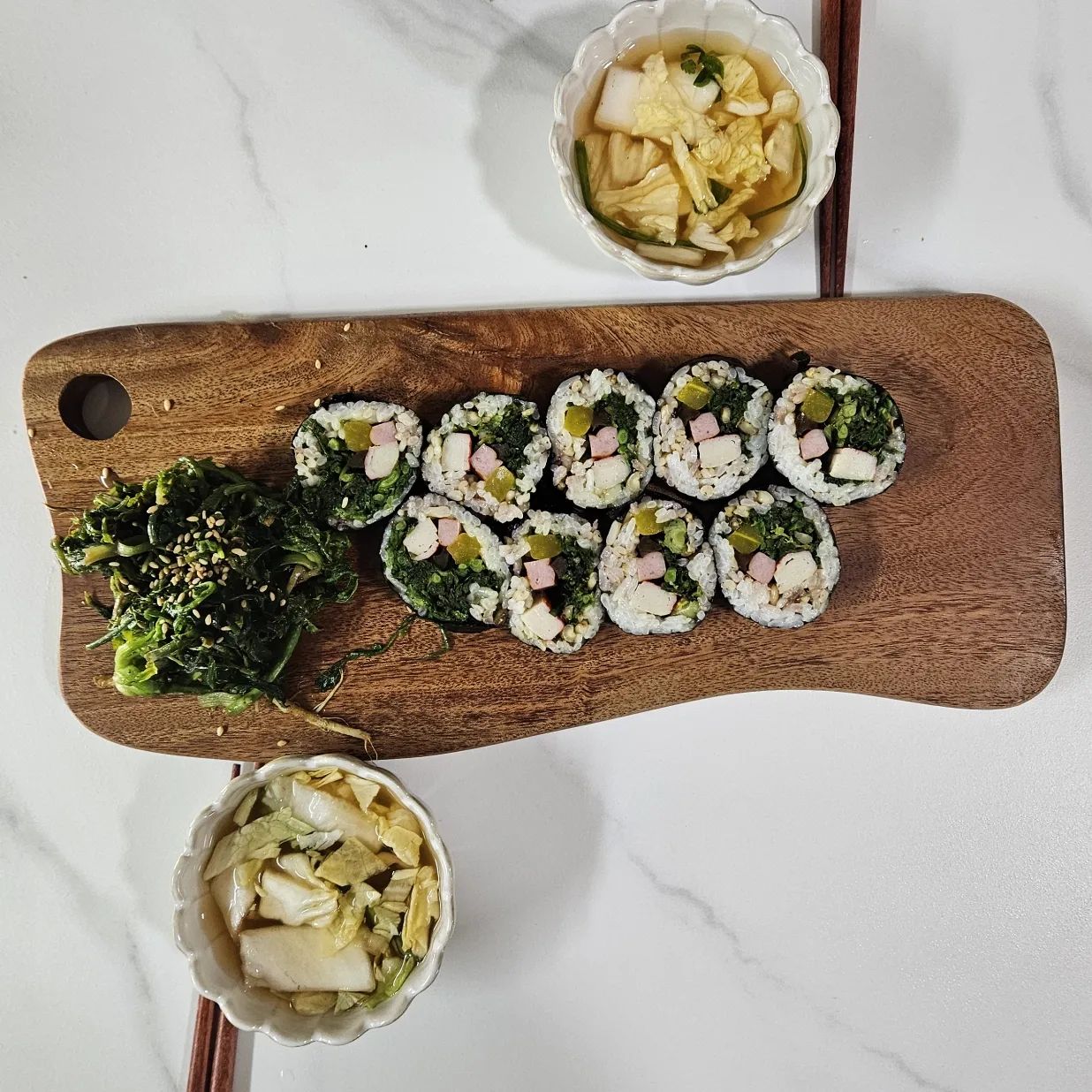 오늘은 김밥이 먹고싶어
냉이를 들기름이 볶아 김밥을 싸봤어요
아침부터 봄내음 가득💚

냉이는 나물로먹어도 국으로 먹어도 김밥으로 먹어도 다 맛있네용😋

아침부터 김밥을싸다보니 소풍이 문득 너무 가고싶네요 현실은 출근길이다만🥺

#백원식탁 #backwon_table